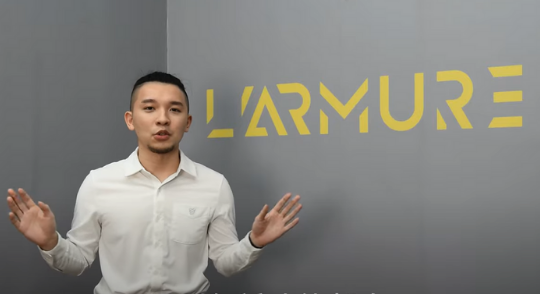 服裝設計師坐在品牌logo前