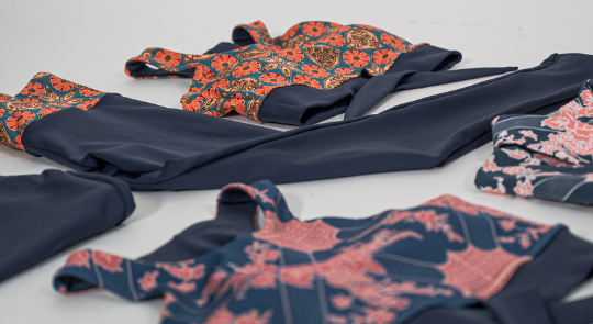 衣服平放在桌上