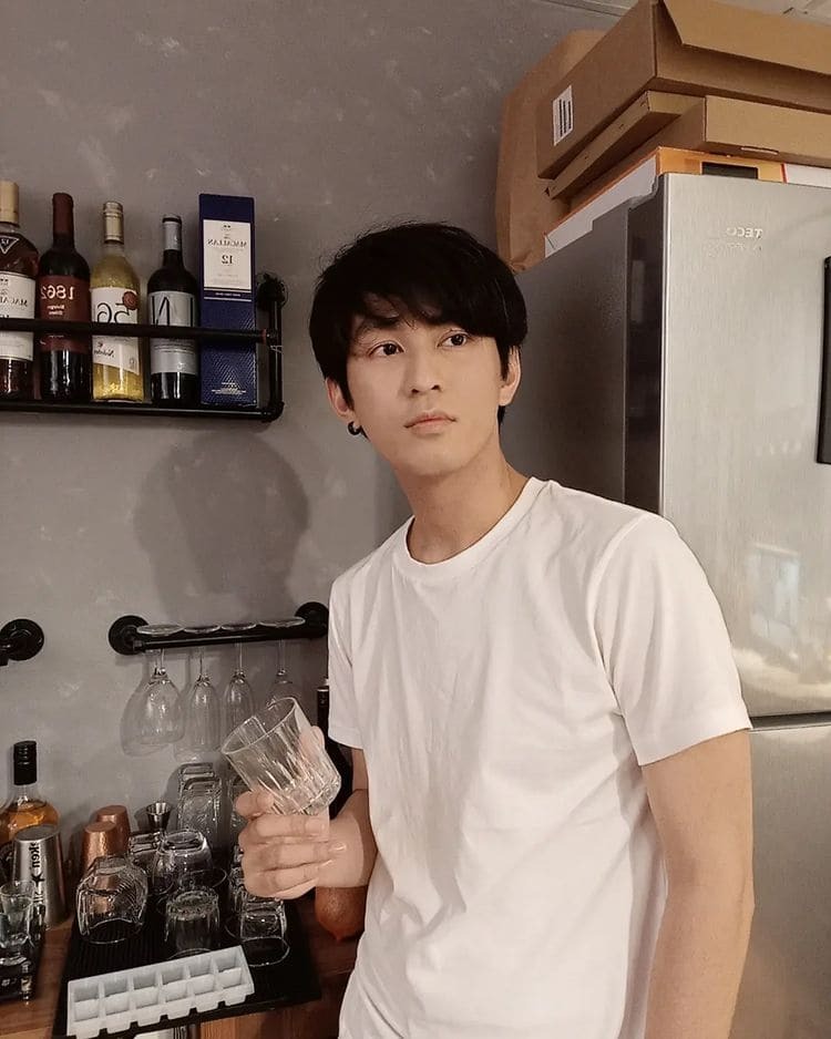 白色素T內搭外穿都很適合，是百搭的穿搭單品。