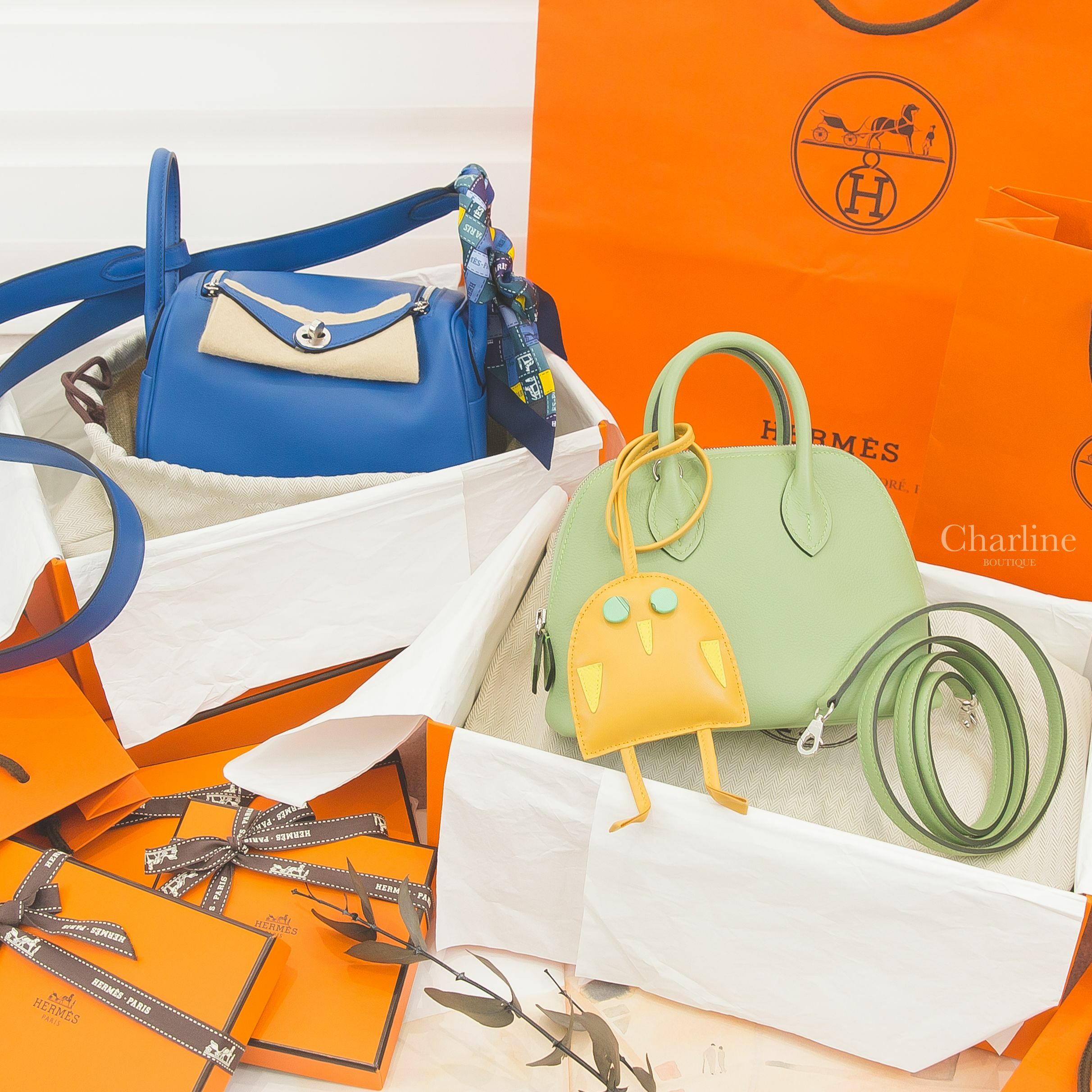 Hermès 黃色綠鈕釦貓頭鷹吊飾,Hermès Bolide Mini 3I 牛油果綠銀釦,Hermès Lindy Mini 71/73 法國藍拼寶石藍銀釦,Hermès 綠色/深藍色/黃色格紋絲巾-Charline Boutique 精品代購