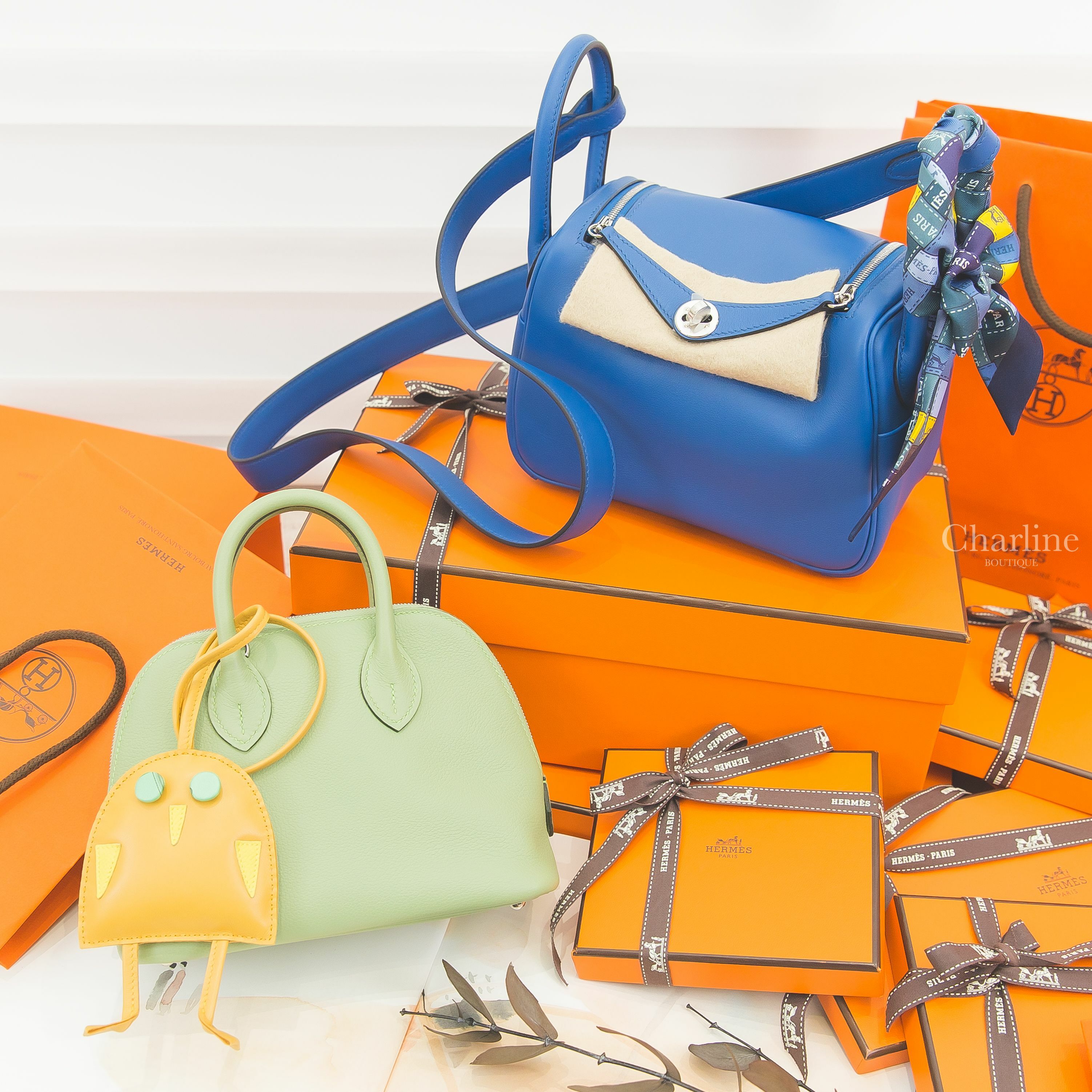 Hermès 黃色綠鈕釦貓頭鷹吊飾,Hermès Bolide Mini 3I 牛油果綠銀釦,Hermès Lindy Mini 71/73 法國藍拼寶石藍銀釦,Hermès 綠色/深藍色/黃色格紋絲巾-Charline Boutique 精品代購