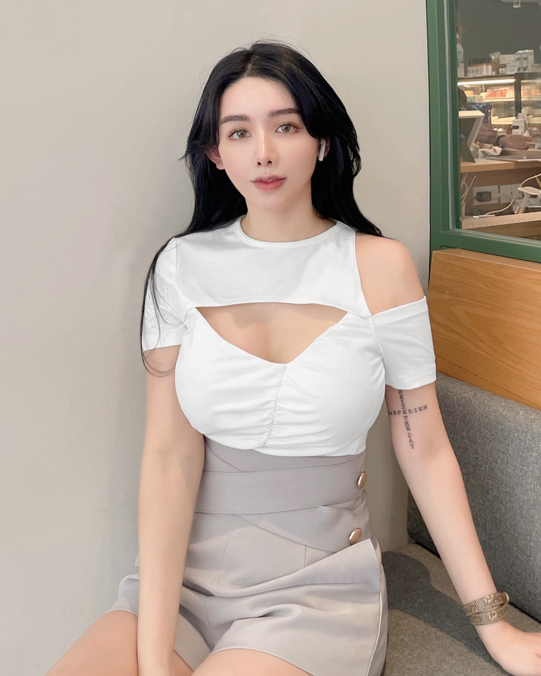 訂製-設計感不對稱鏤空上衣