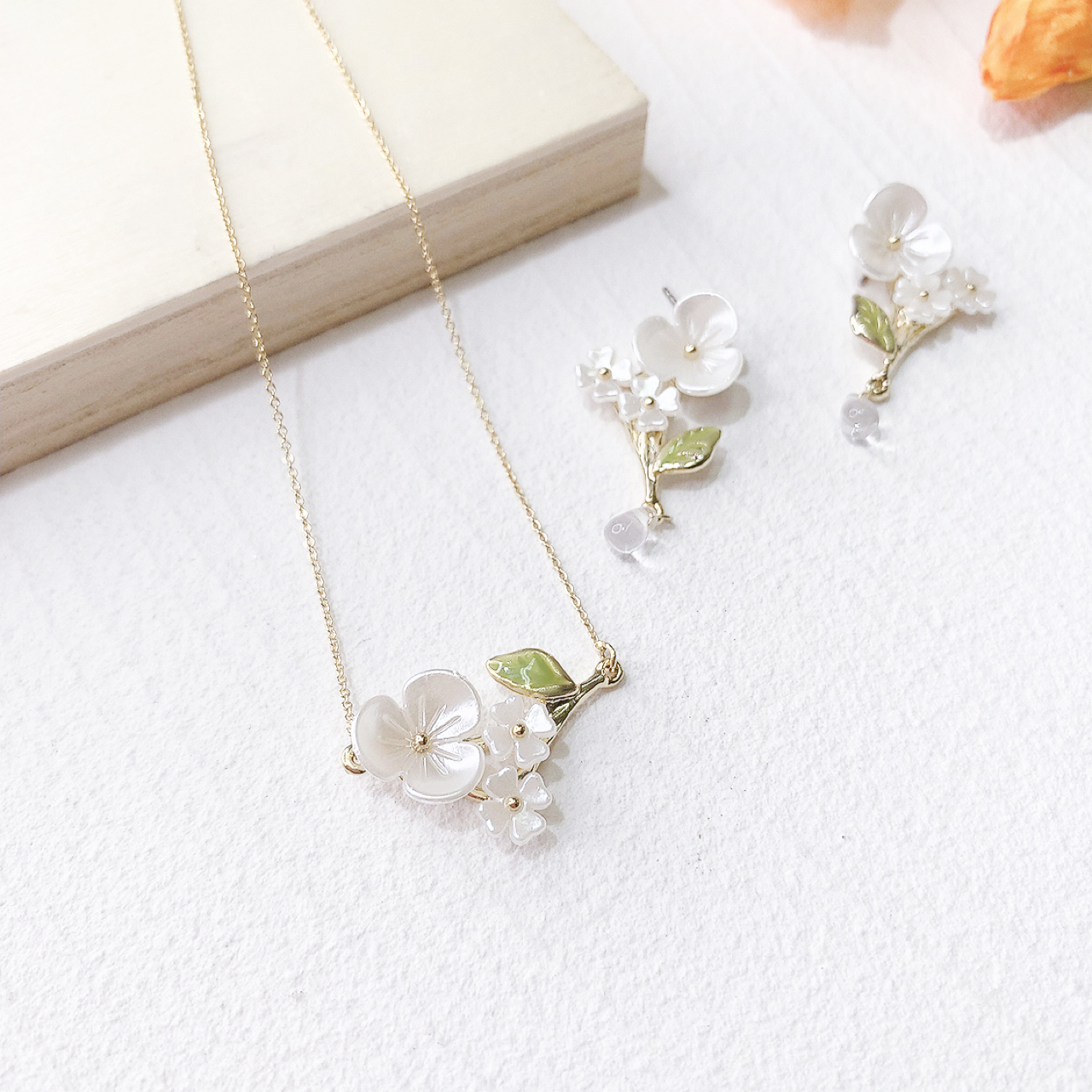 [日本制]白色花兒頸鏈