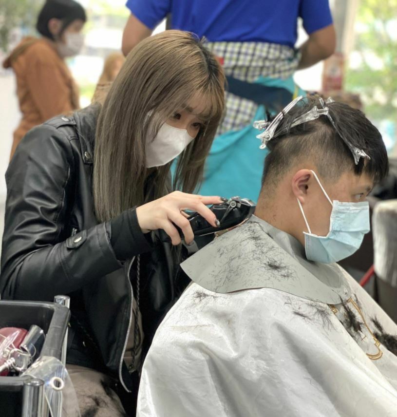 Nemo替客人修剪頭髮