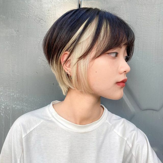 Nemo染髮作品：短髮造型加上內外雙層染，上層黑色，下層米金色，很有質感。