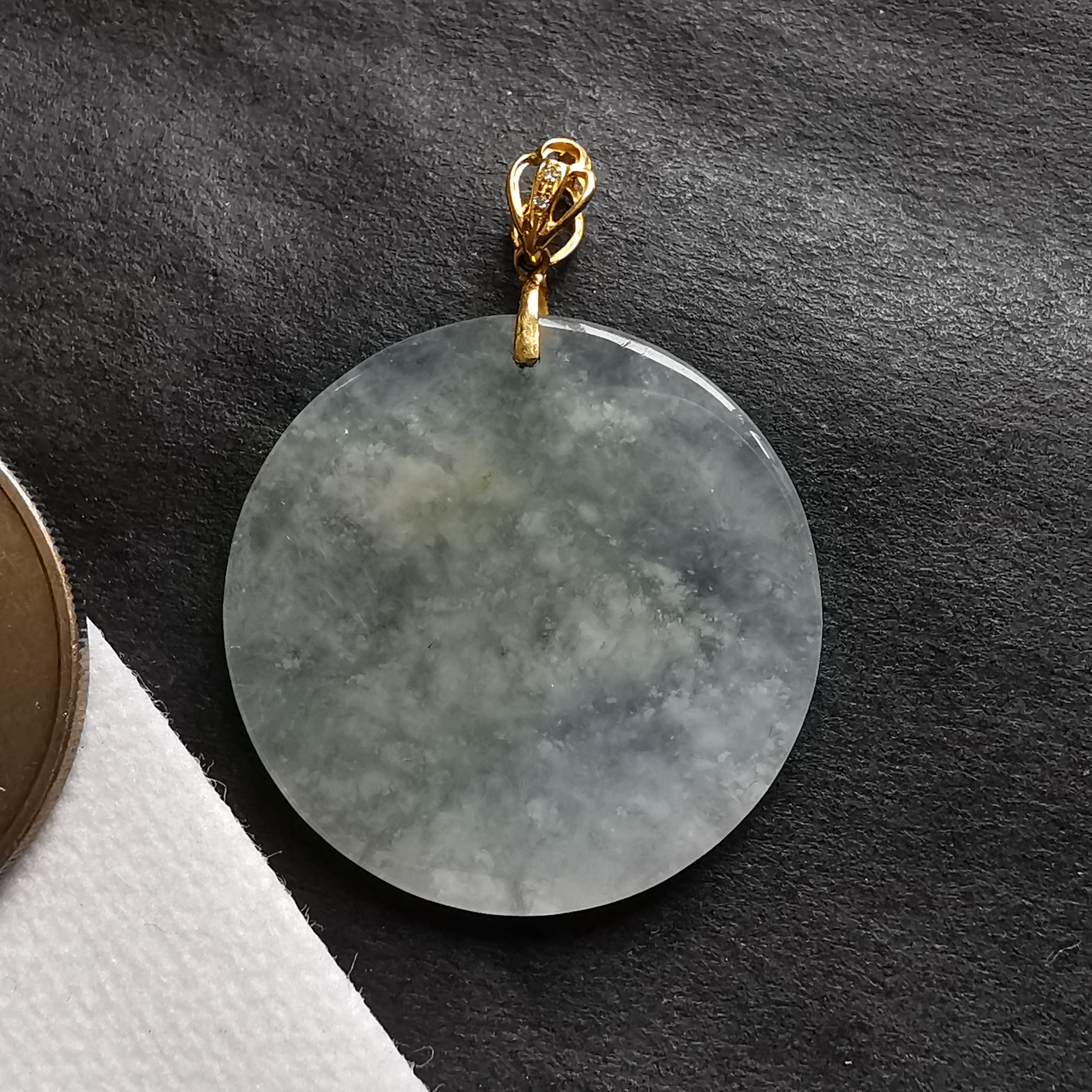 J2030 冰白圓牌+18K金扣吊墜 (25.5mm直徑)