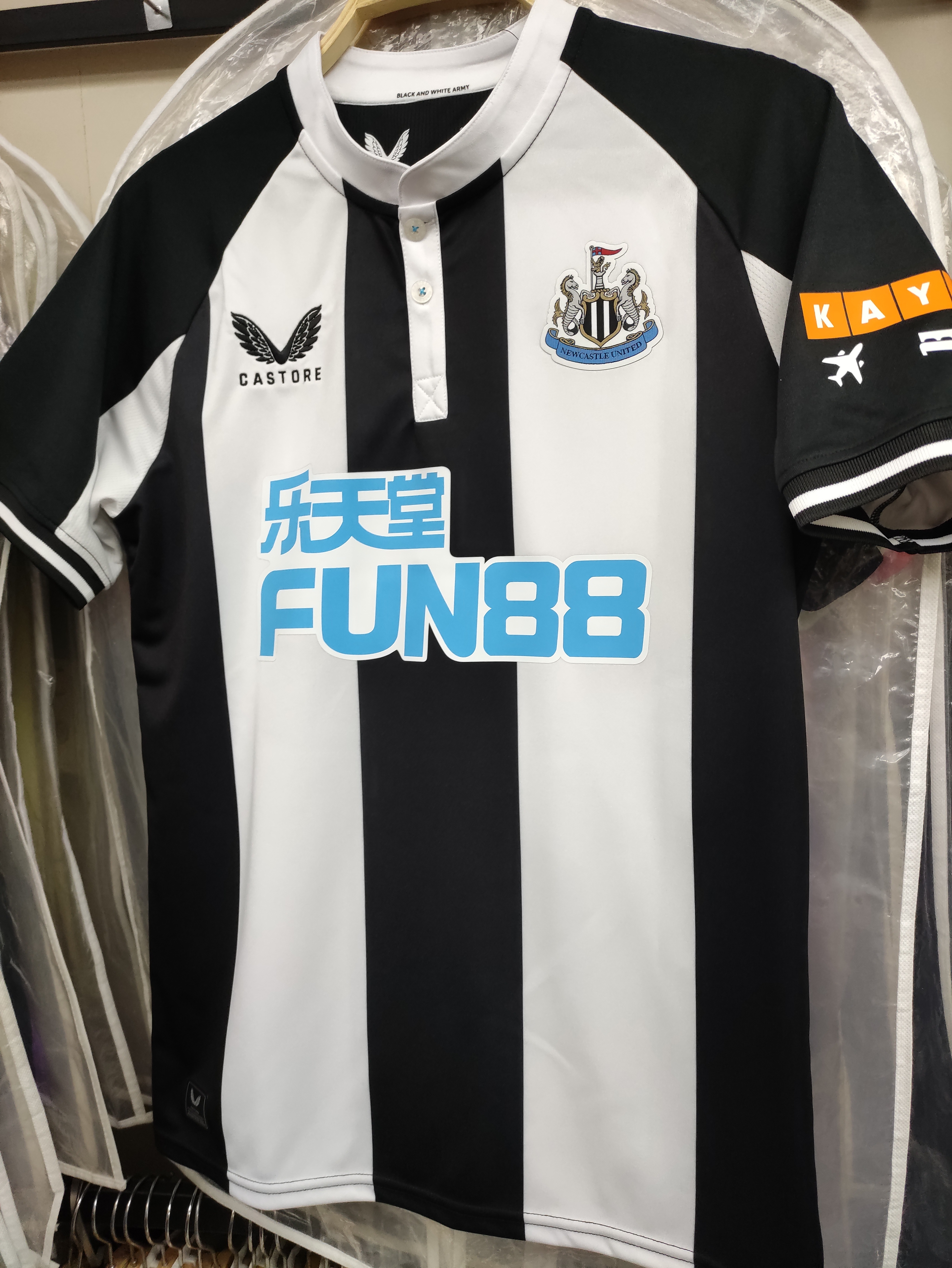 21-22紐卡素主場球迷版球衣