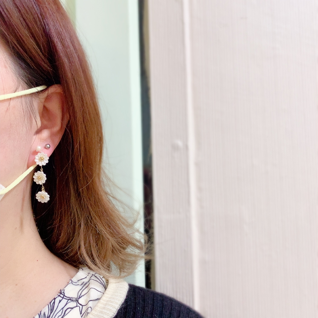 [日本制] 白色菊花樹脂針耳環