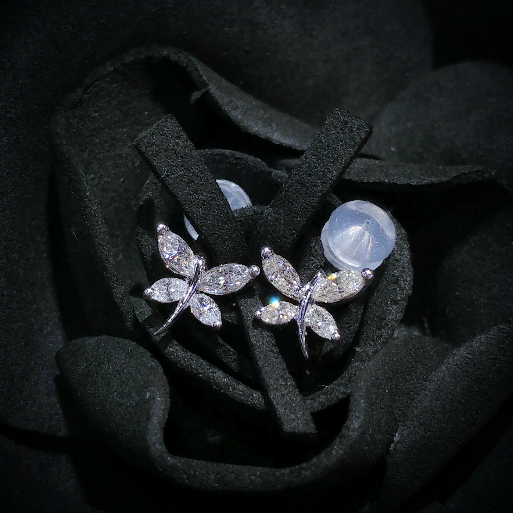 全新18K白金40份欖尖形鑽石耳環