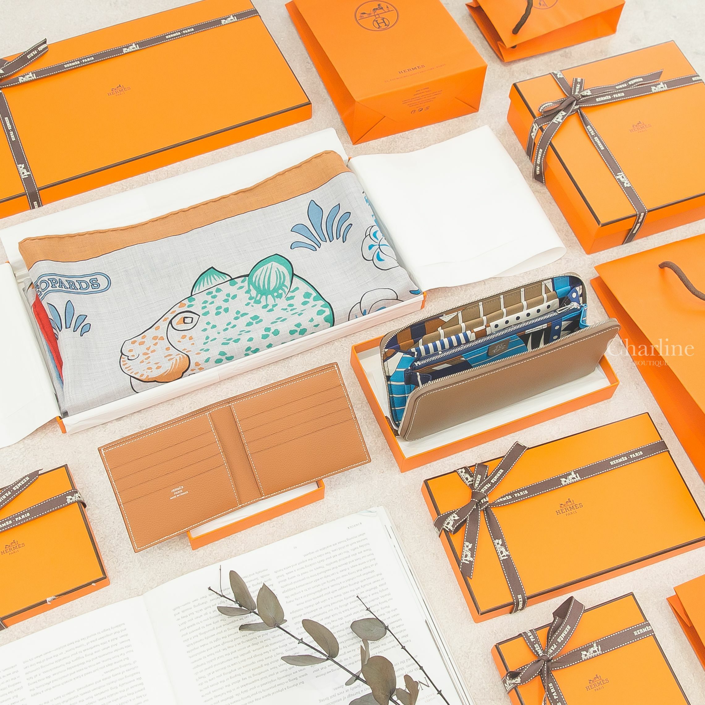 Hermès MC² Wallet 焦糖色短夾,Hermès Long Wallet 18 Etoupe Epsom/Barenia 大象灰絲巾長夾,Hermès Shawl 灰色/藍色/石榴紅花豹披肩-Charline Boutique 精品代購