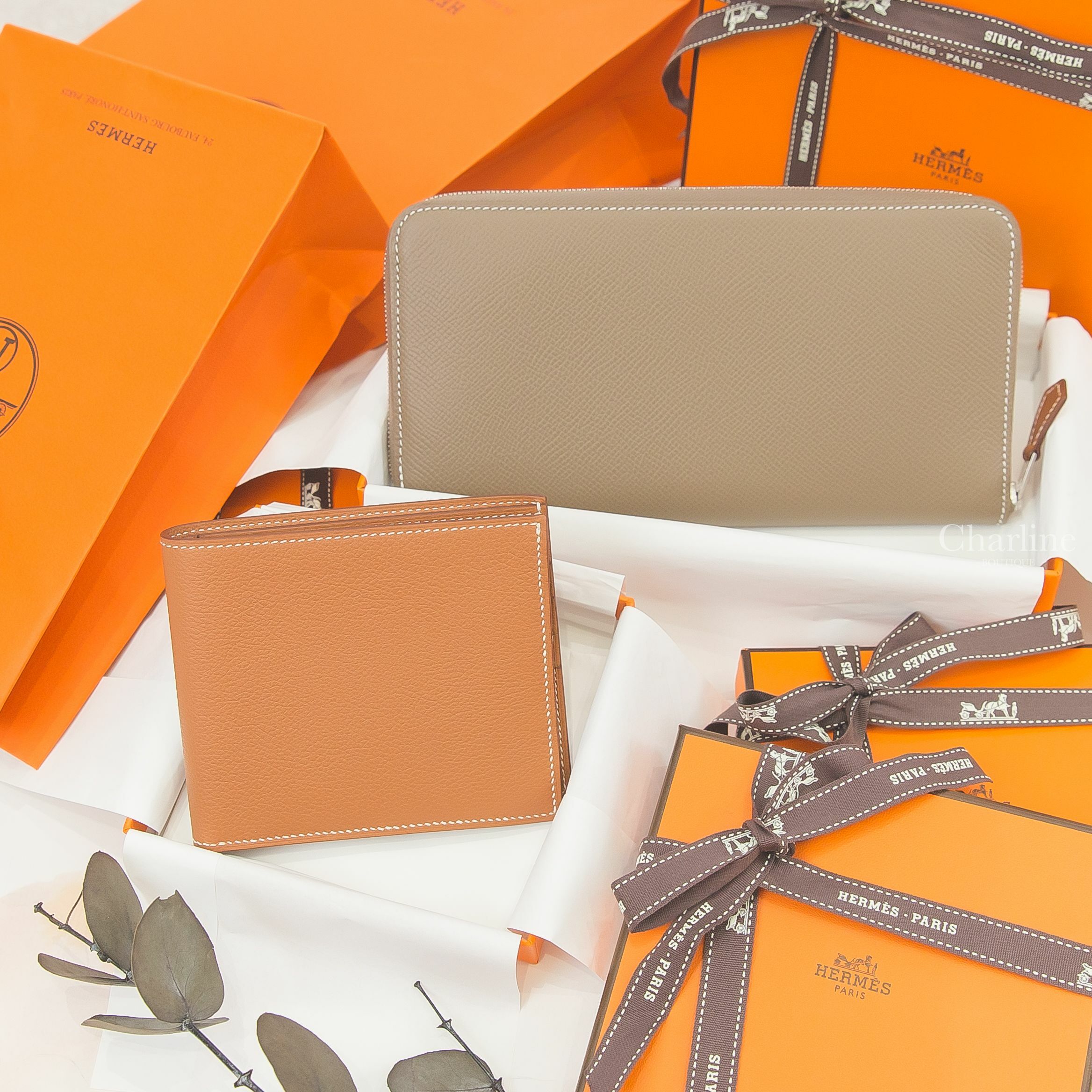 Hermès MC² Copernic Wallet 焦糖色短夾,Hermès Silk'in Classique Long Wallet 18 Etoupe Epsom/Barenia 大象灰絲巾長夾-Charline Boutique 精品代購