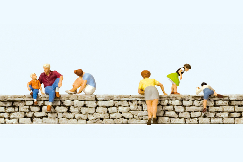 Preiser迷你小人 10615坐在牆上