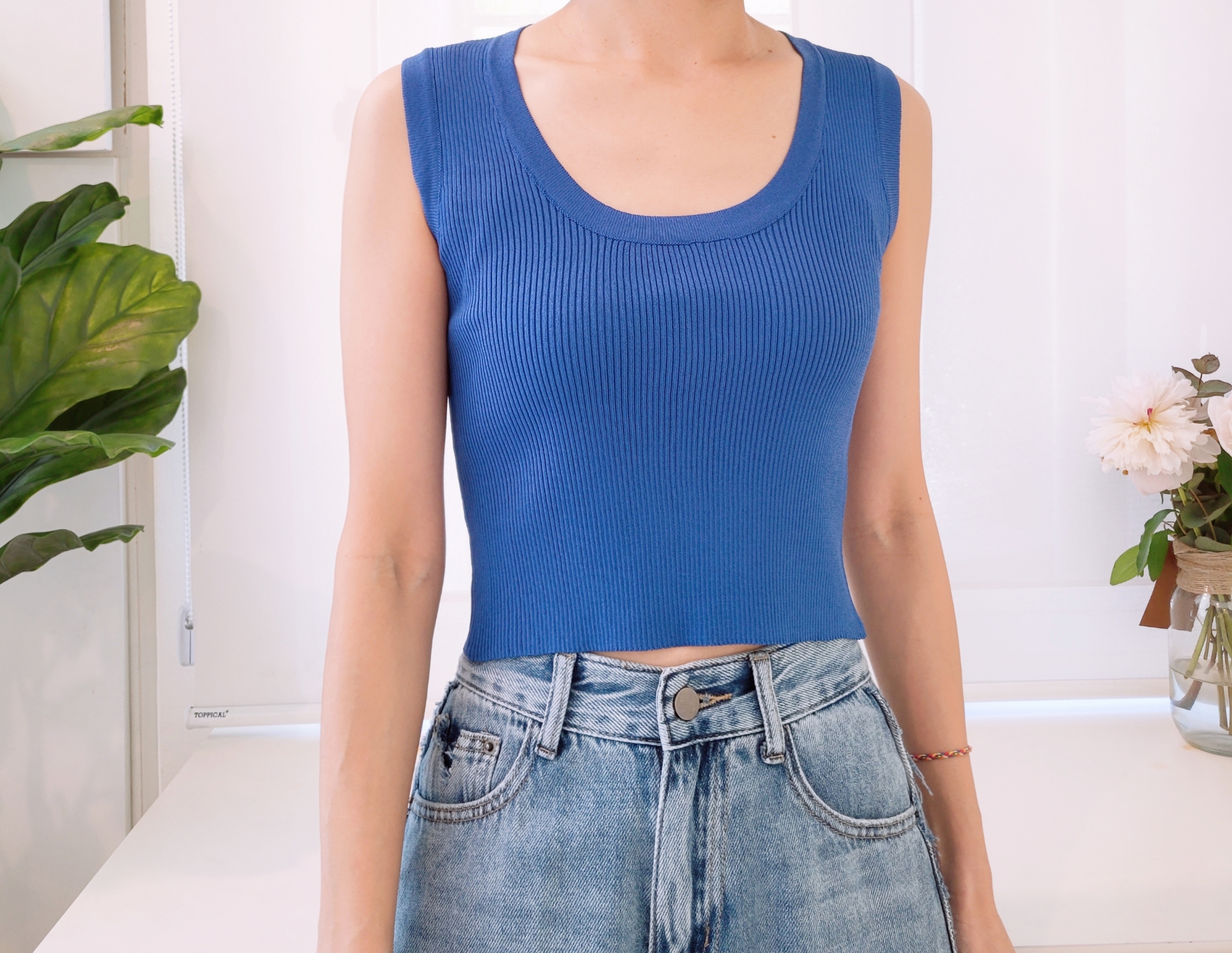 SLEEVELESS CROP KNIT TOP
