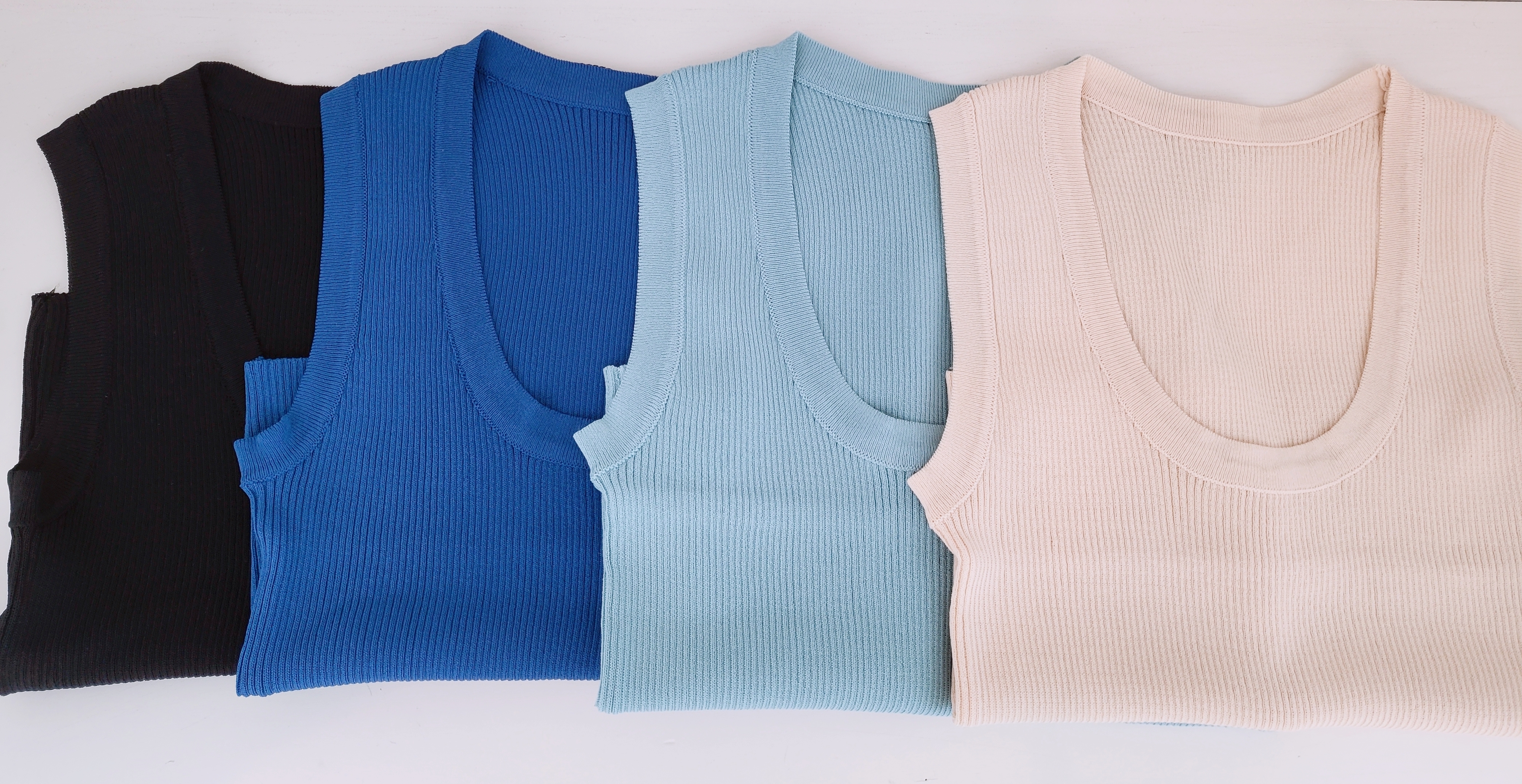 SLEEVELESS CROP KNIT TOP