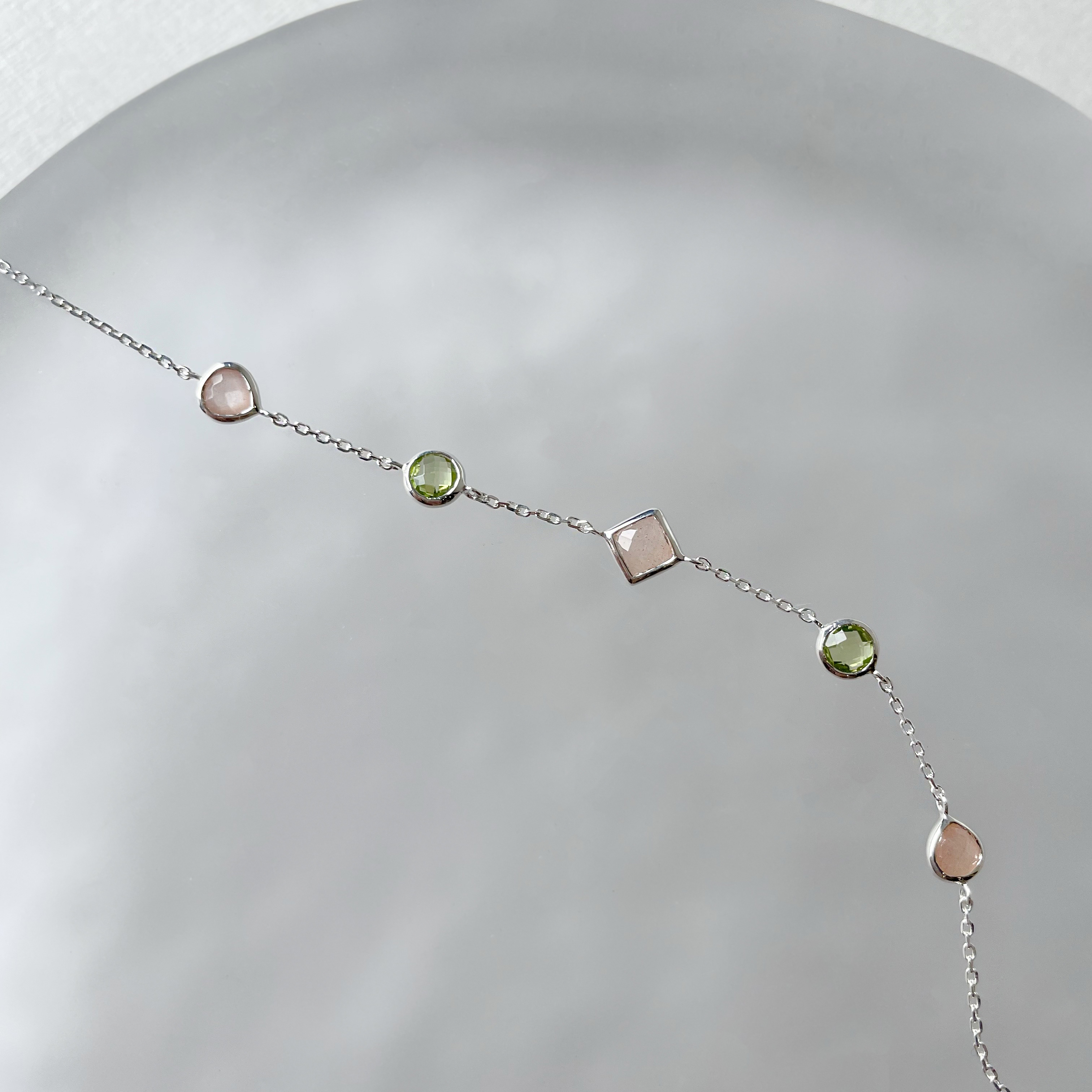 五顆蜜桃橄欖不規則手鏈