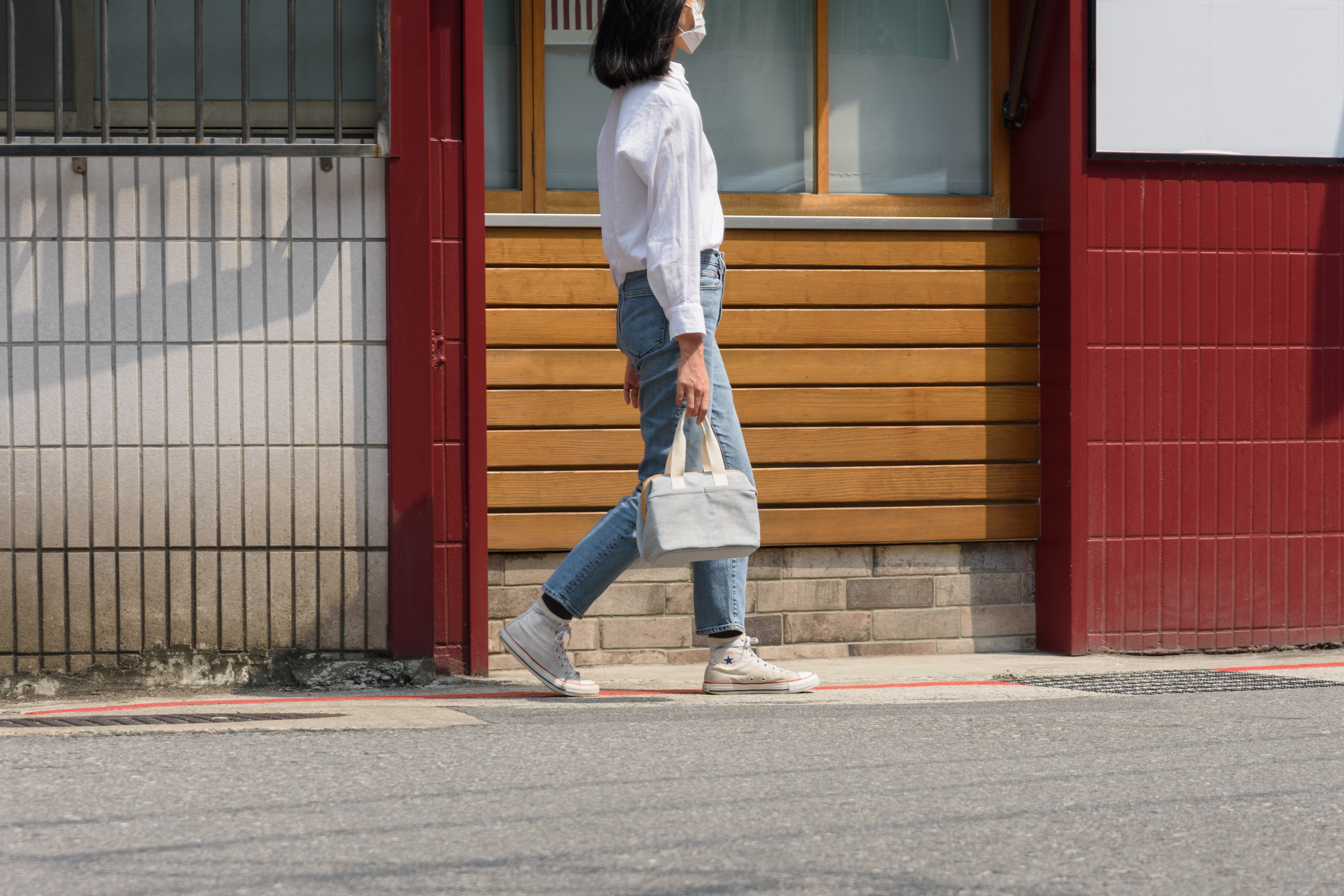 提著 Uroki 保溫便當袋 上班