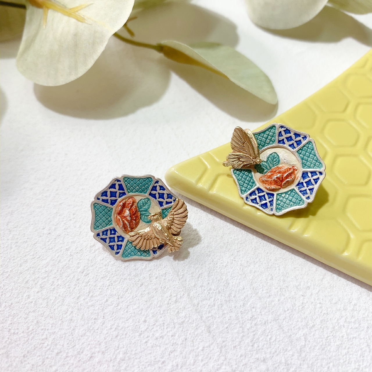 [已停產] 牡丹動物碟形耳環