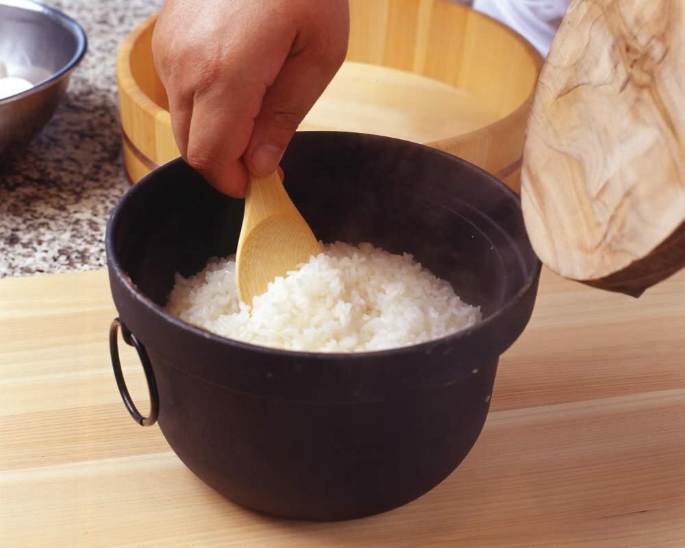 煮飯用的黑色鑄鐵鍋