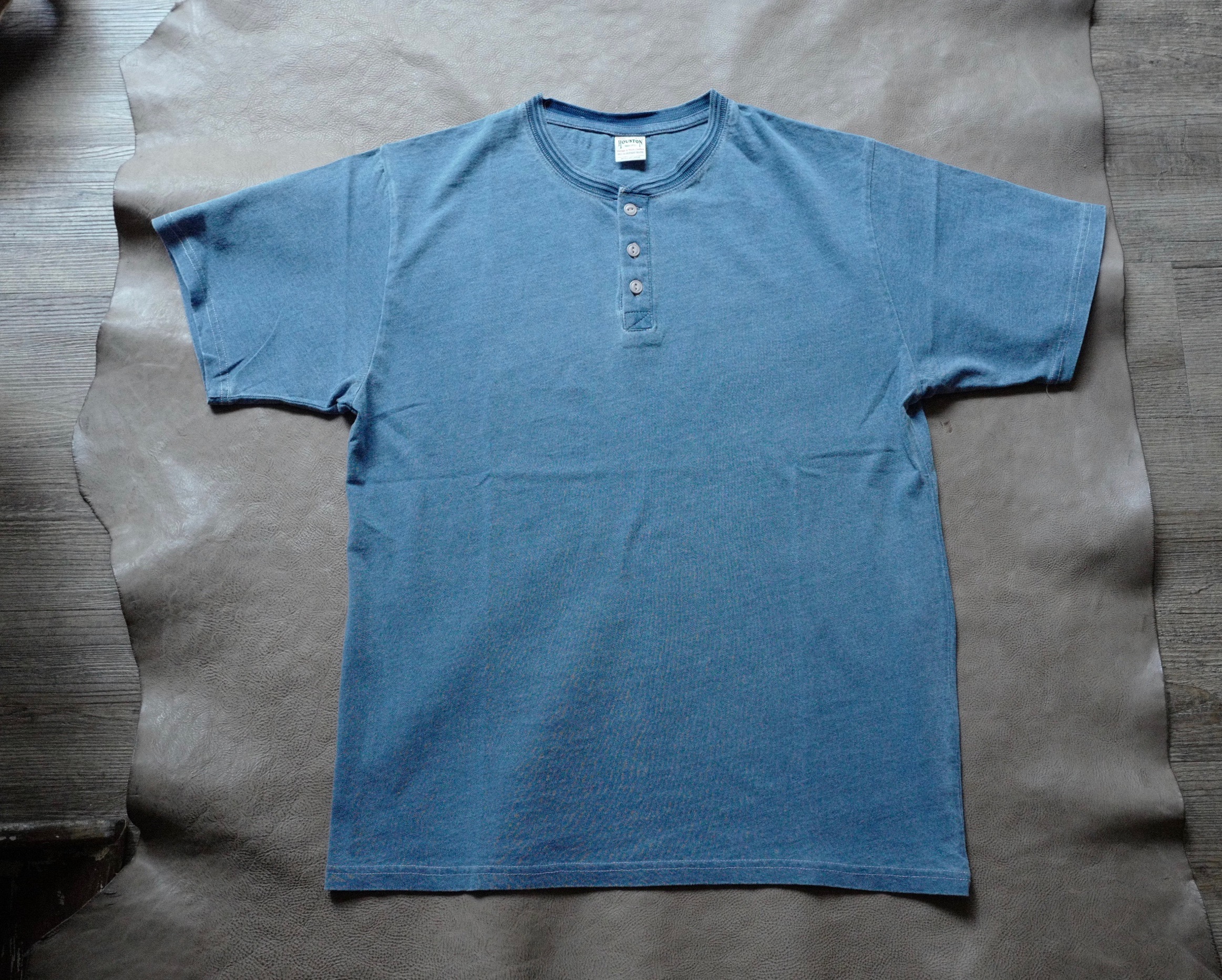 HOUSTON INDIGO  亨利領  TEE
