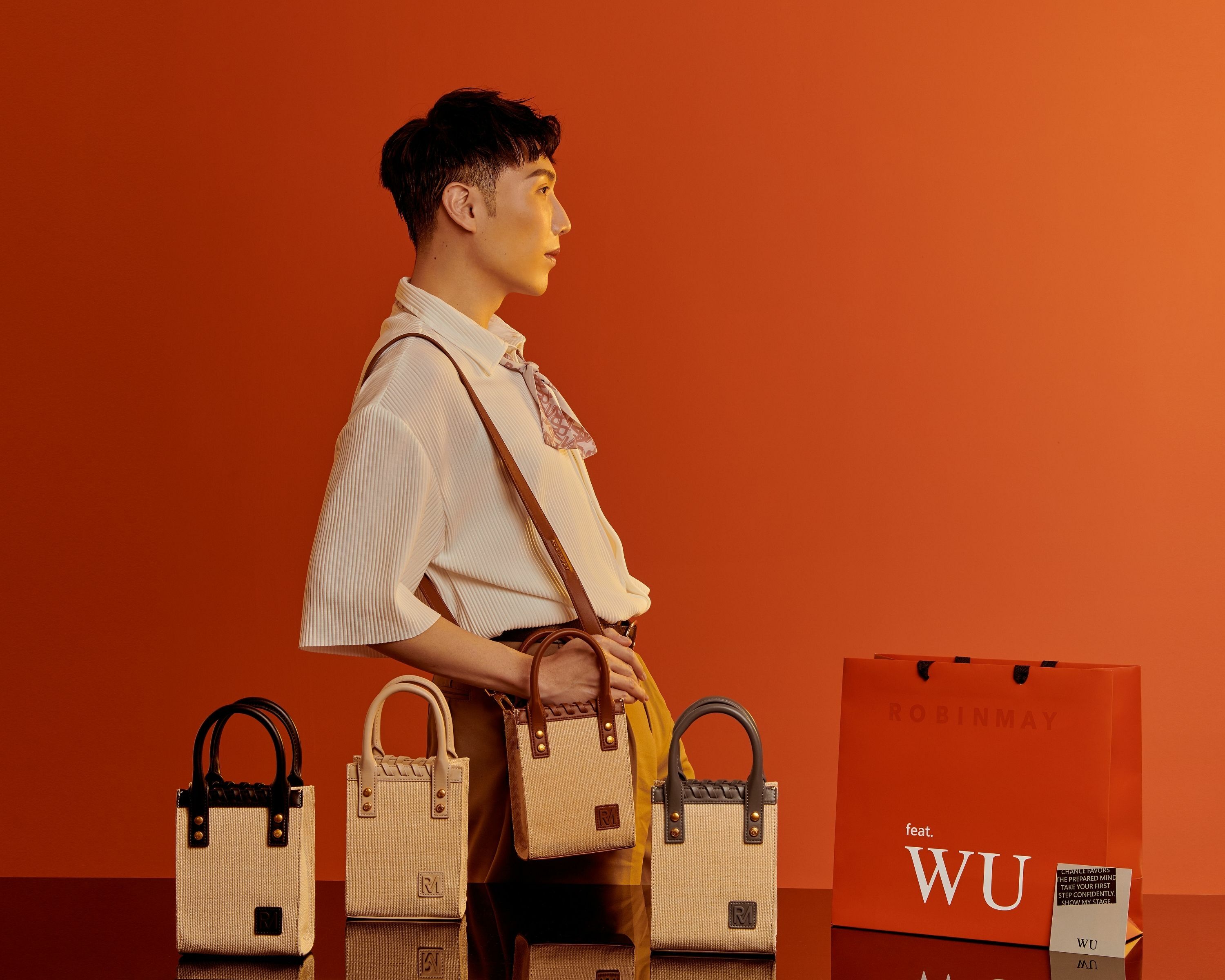 以大大的「 WU 」字  與繽紛的橘色調打造奢華貴氣的氛圍