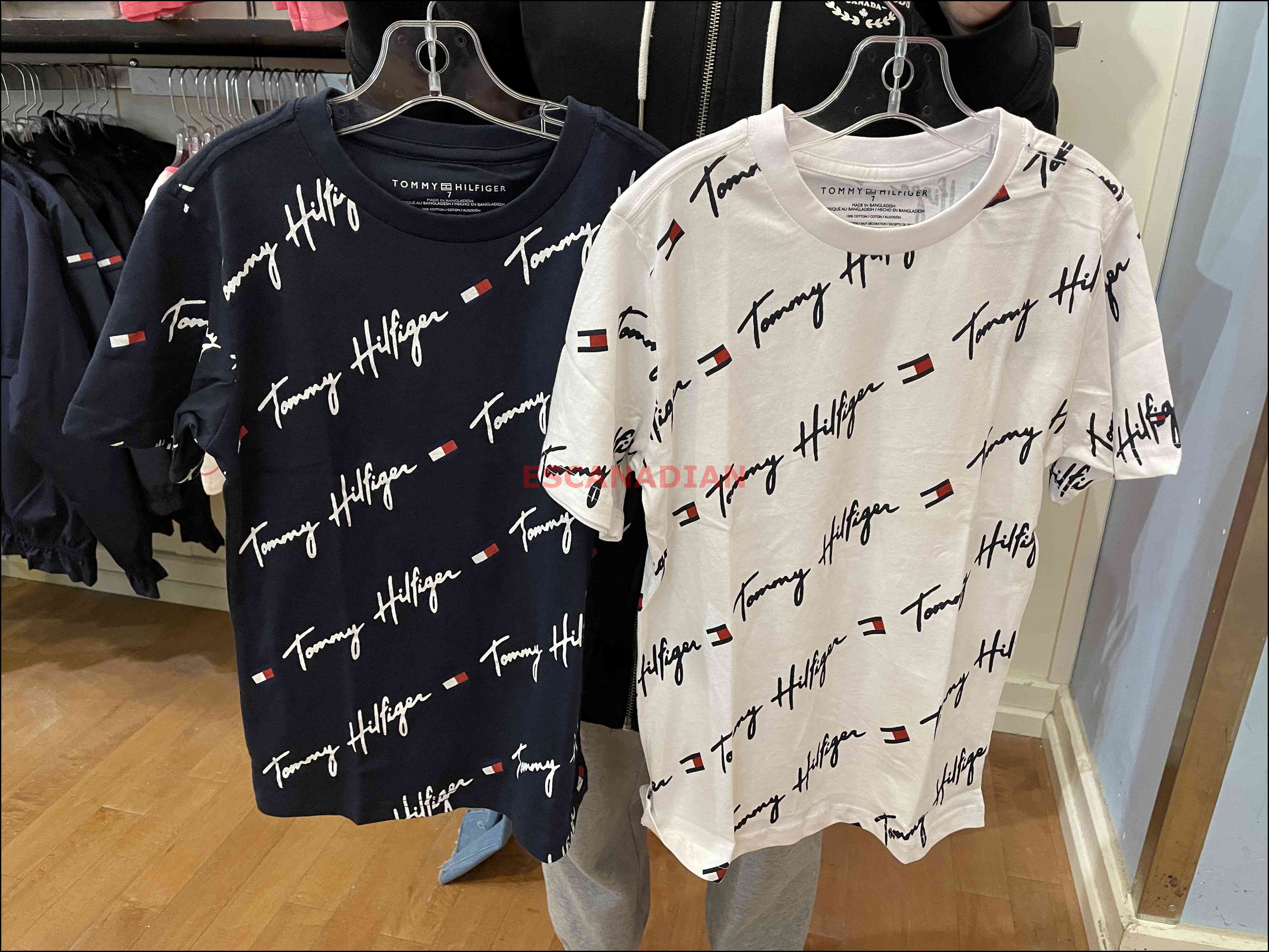 TOMMY 男大童 滿版 草寫字樣 短TEE (2色) (版型偏大)