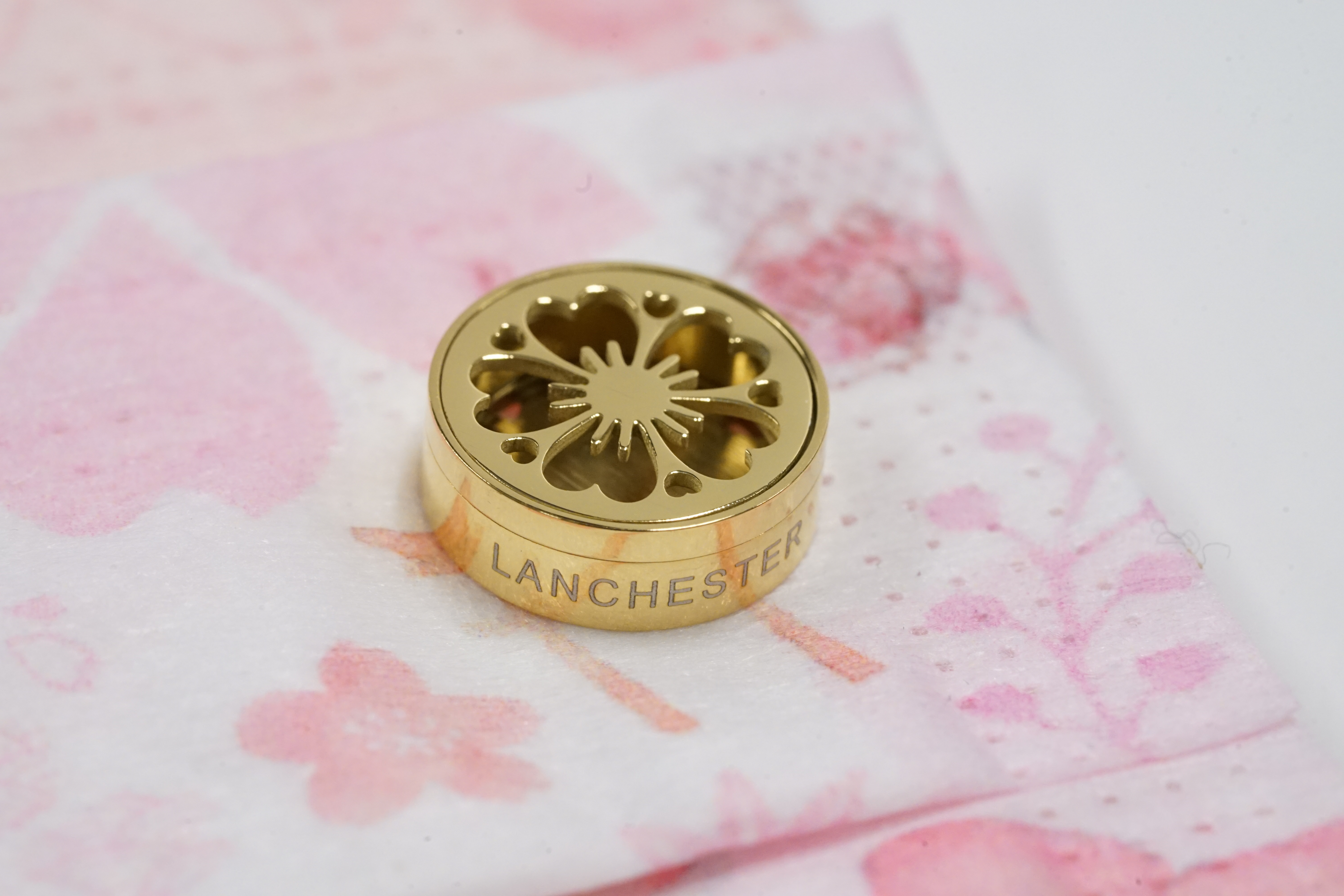 15mm 新日本櫻花 圖案香薰扣 香精油釦 精油飾物 口罩/衣領適用 磁石釦 口罩香薰夾 (金色)(連6片顏色隨機的可重用棉片)(隨機送上口罩3片)