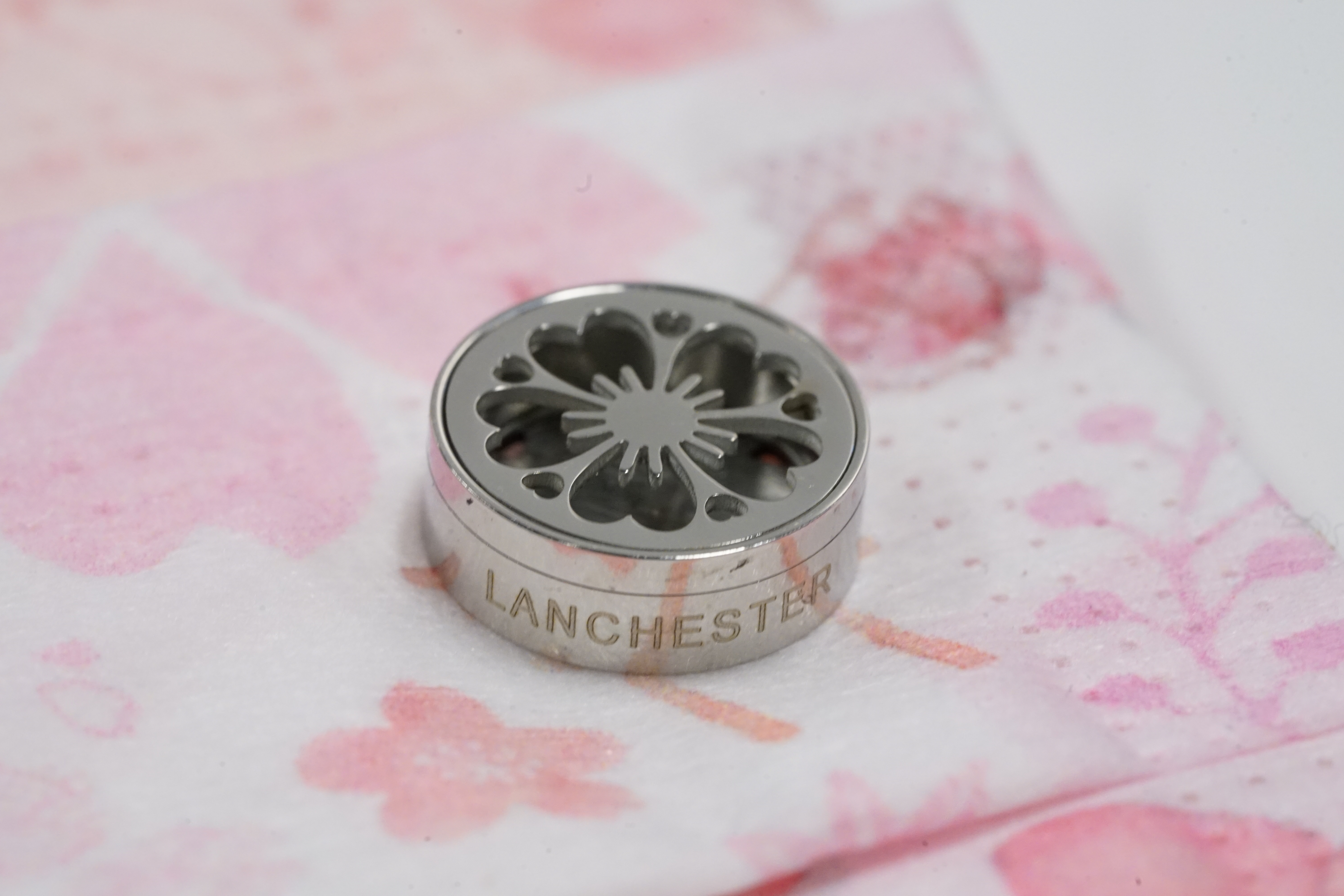 15mm 新日本櫻花 圖案香薰扣 香精油釦 精油飾物 口罩/衣領適用 磁石釦 口罩香薰夾 (白金銀色)(連6片顏色隨機的可重用棉片)(隨機送上口罩3片)