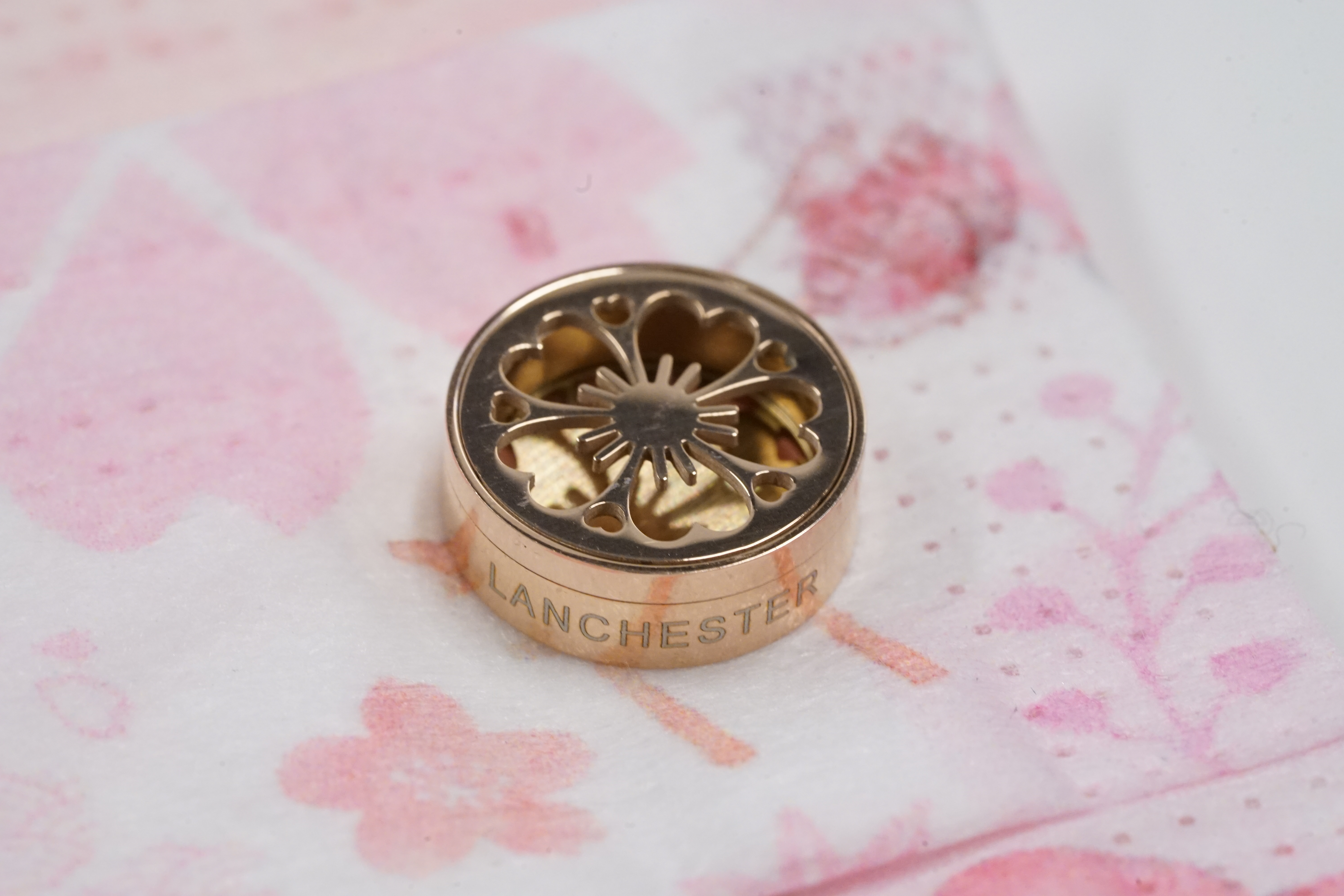 15mm 新日本櫻花 圖案香薰扣 香精油釦 精油飾物 口罩/衣領適用 磁石釦 口罩香薰夾 (玫瑰金/古銅金)(連6片顏色隨機的可重用棉片)(隨機送上口罩3片)