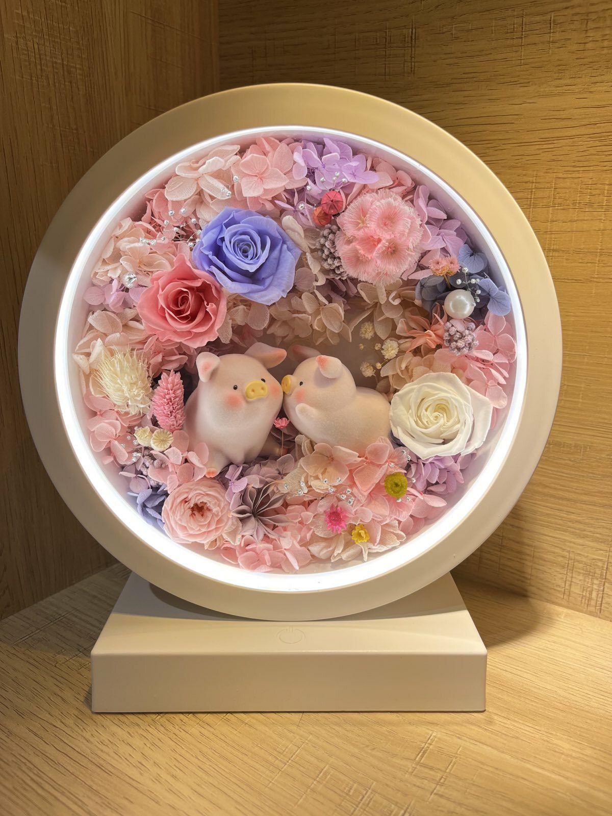 兩隻 Lulu豬公仔 LED花燈 圓形 永生花 禮盒套裝 - 市區免運費 求婚/結婚/生日/情人節/禮物 永生花擺件 保鮮花 創意禮品 製作時間七至十日 情人節禮物 新婚禮物