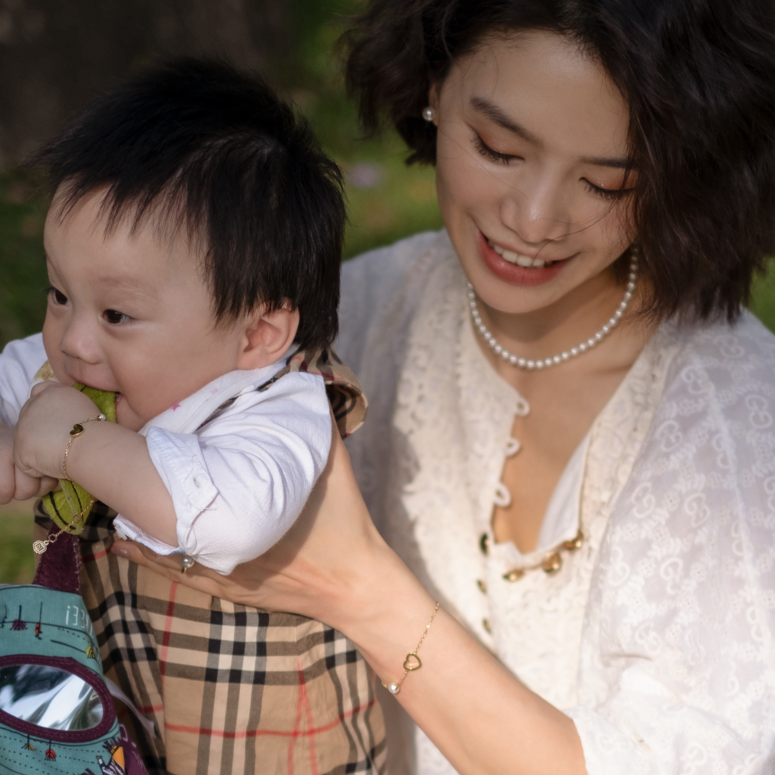 母親節訪問(,)珍珠項鍊(,)母親節禮物(,)母女手鍊(,)珍珠手鍊(,)嬰兒手鍊(,)媽媽與小孩(,)親子時間