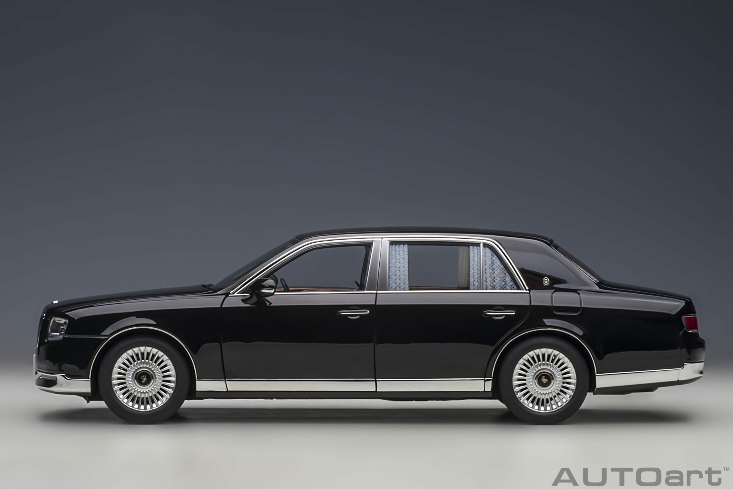 1/18 AUTOART Toyota Century with curtains (Black) (78765)