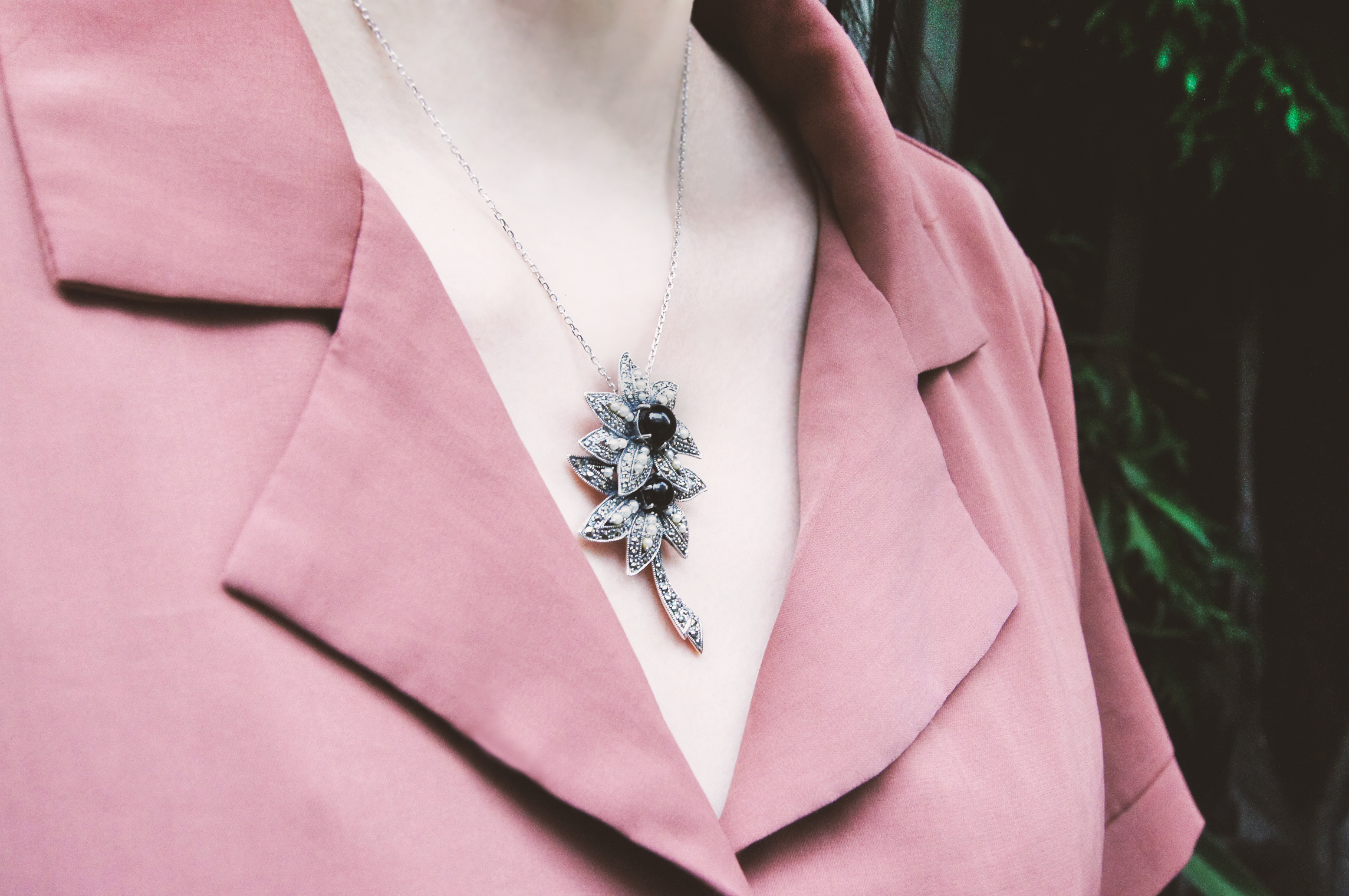 黑瑪瑙珍珠花胸墜