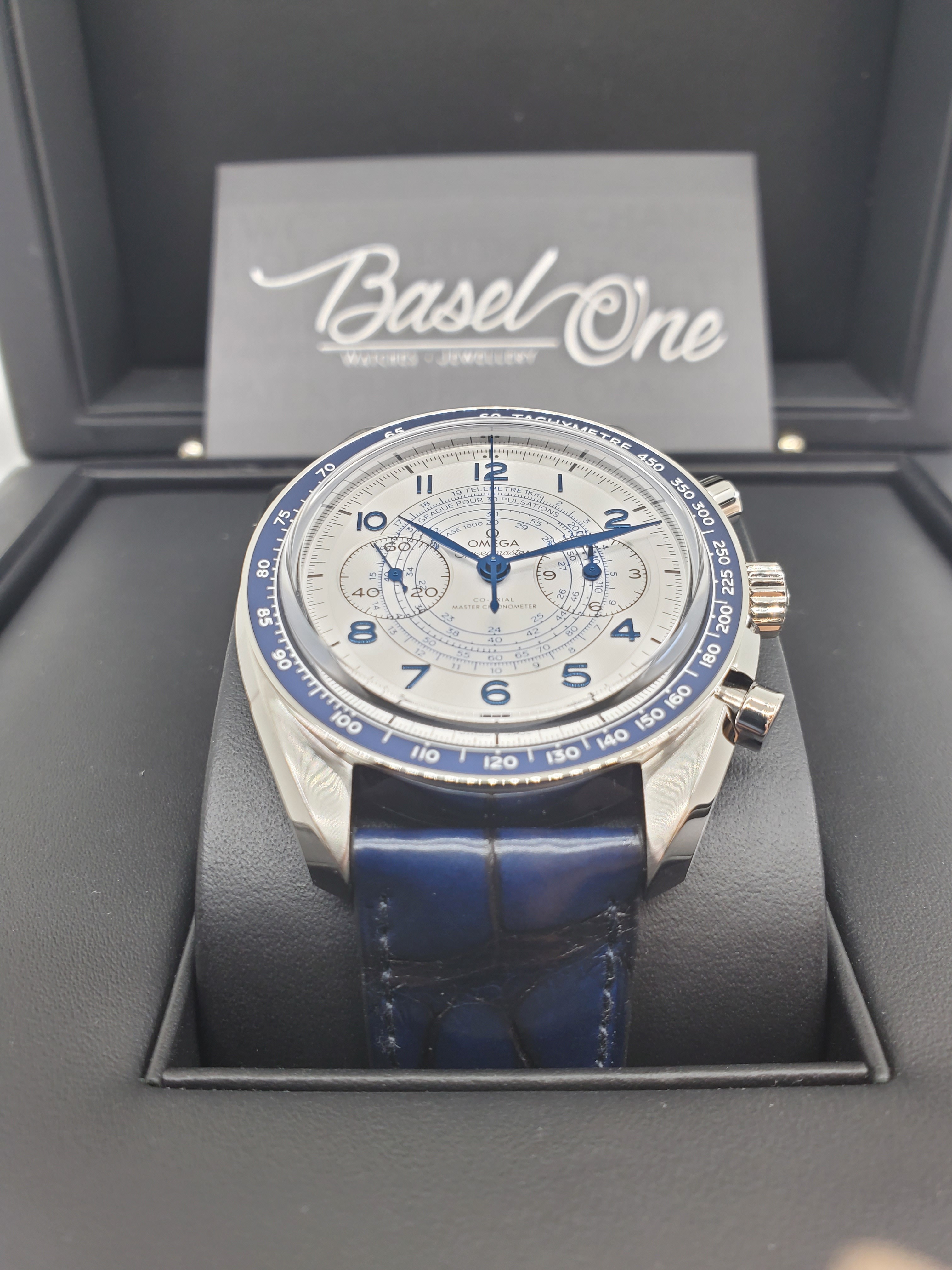 BRAND NEW OMEGA SPEEDMASTER 329.33.43.51.02.001  32933435102001  CHRONOSCOPE WHITE DIAL STEEL CO‑AXIAL MASTER CHRONOMETER LEATHER STRAP 43MM