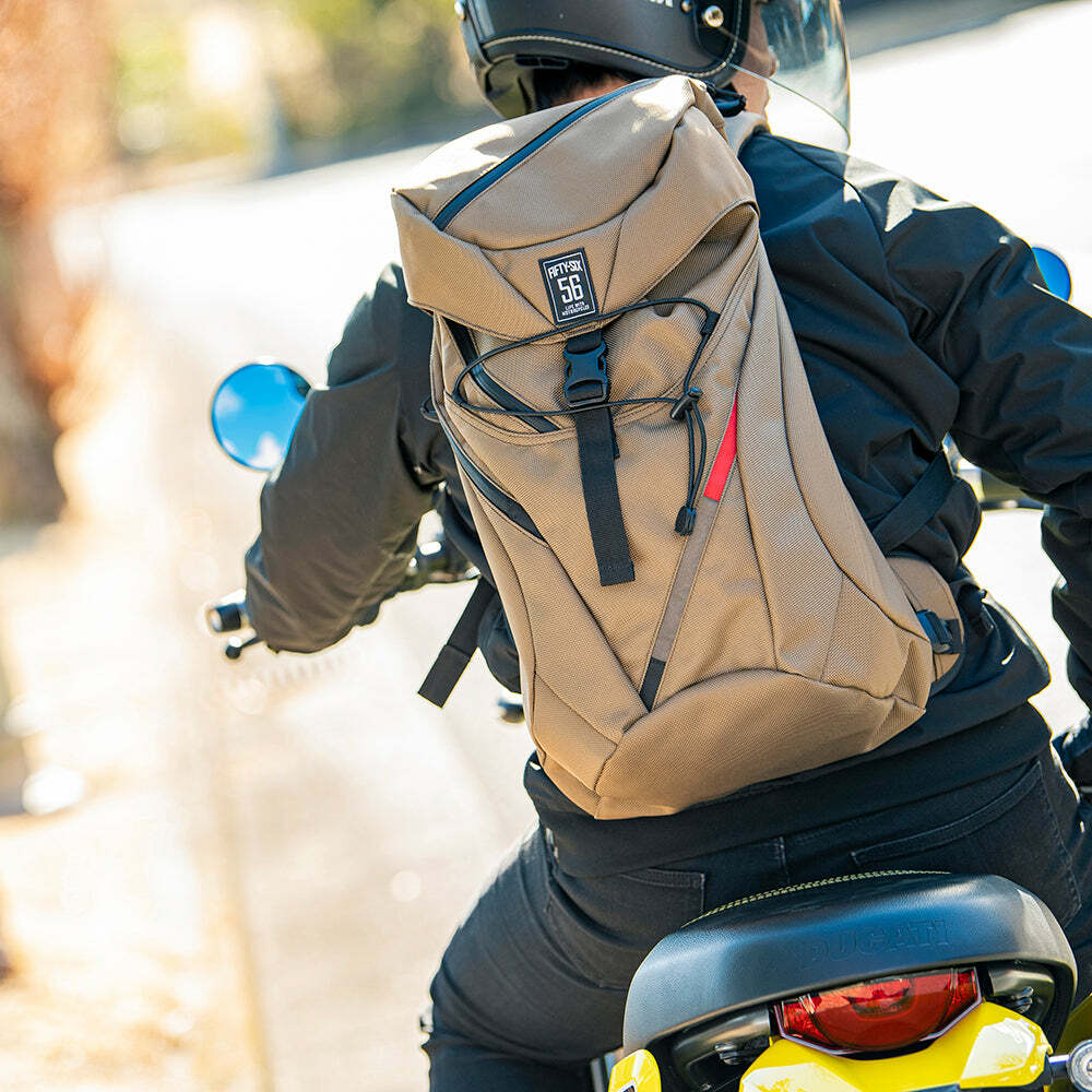 56DESIGN KUSHITANI AIR THROUGH 後背包，黑色卡其兩色可選，日常與輕旅行皆適用