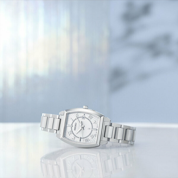 萬年鐘錶 - SEIKO  LUKIA   太陽能酒桶型電波女錶 SSQW057J / 1B32-0AV0S 錶徑 27.4MM