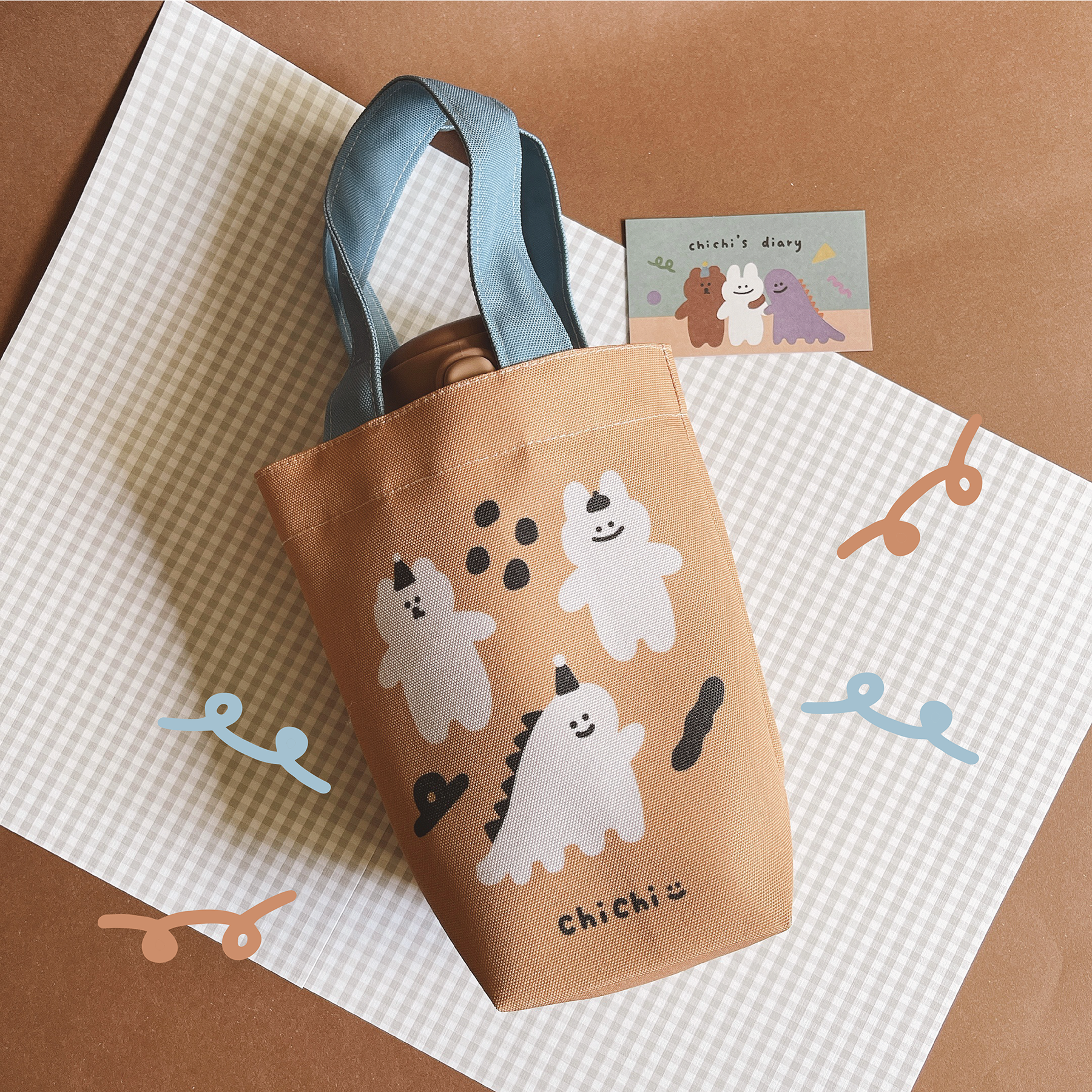 【慢慢挑xChiChi-87小兔與朋友們-雙花色防潑水提袋】 Happy朋友們款｜咖啡色（可裝冰霸杯）
