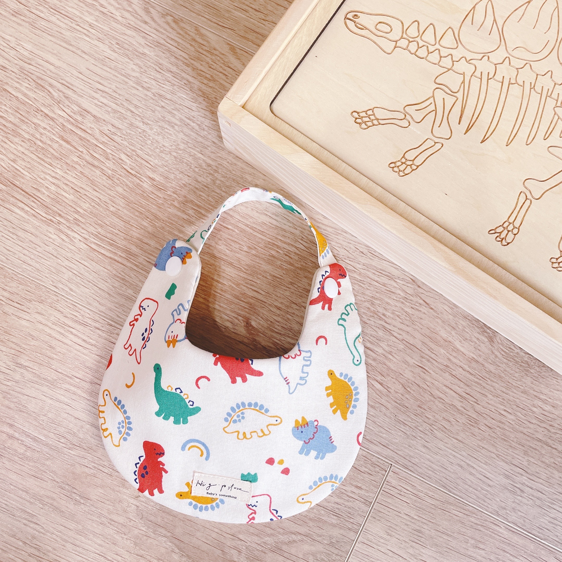 Hi Y.P store-手作圍兜-彩虹恐龍