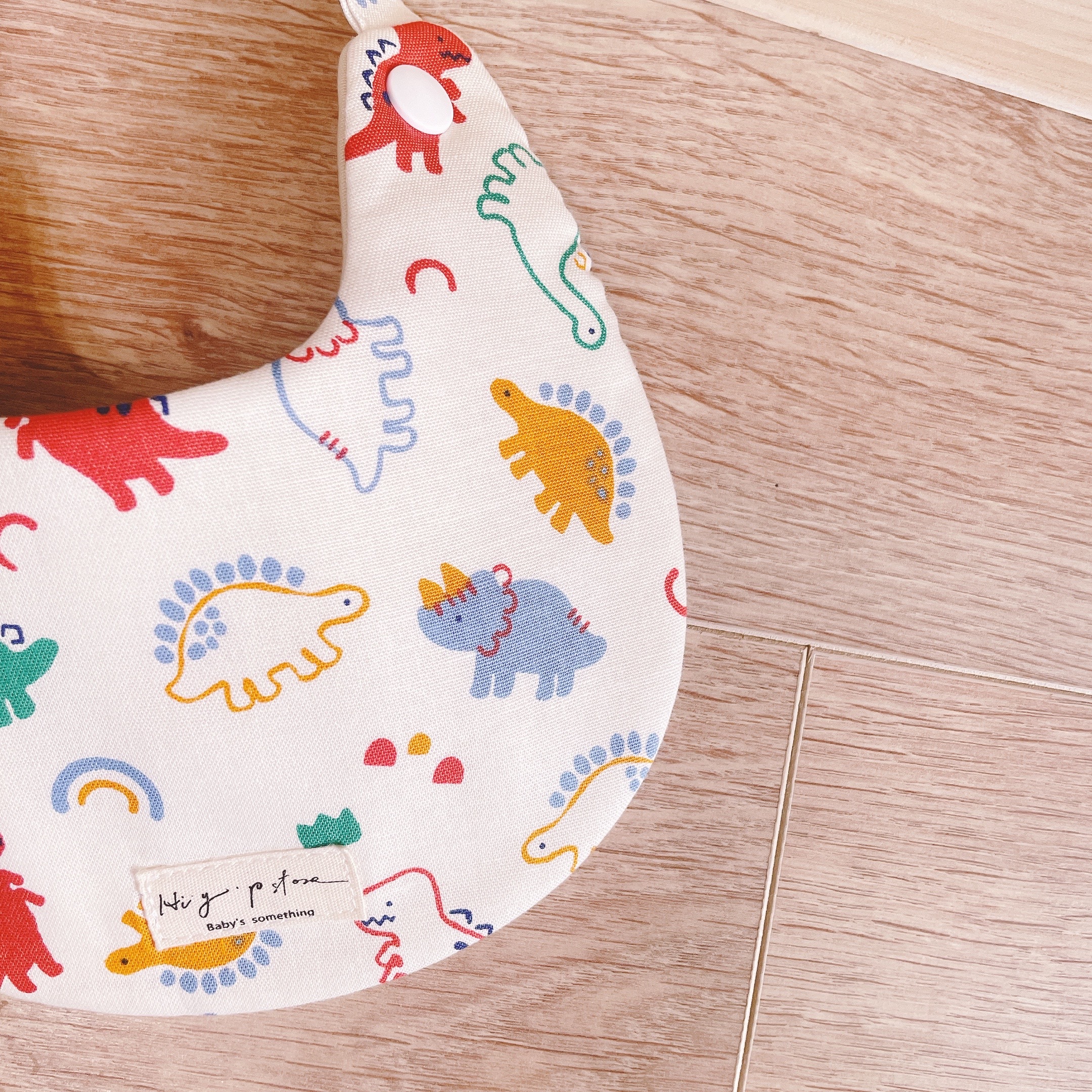 Hi Y.P store-手作圍兜-彩虹恐龍