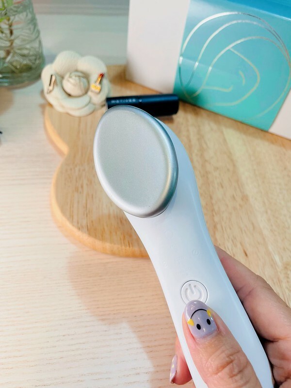 野姜花胡蝶+波掬子推薦冷暖緊膚震動按摩美容導入儀，保養事半功倍