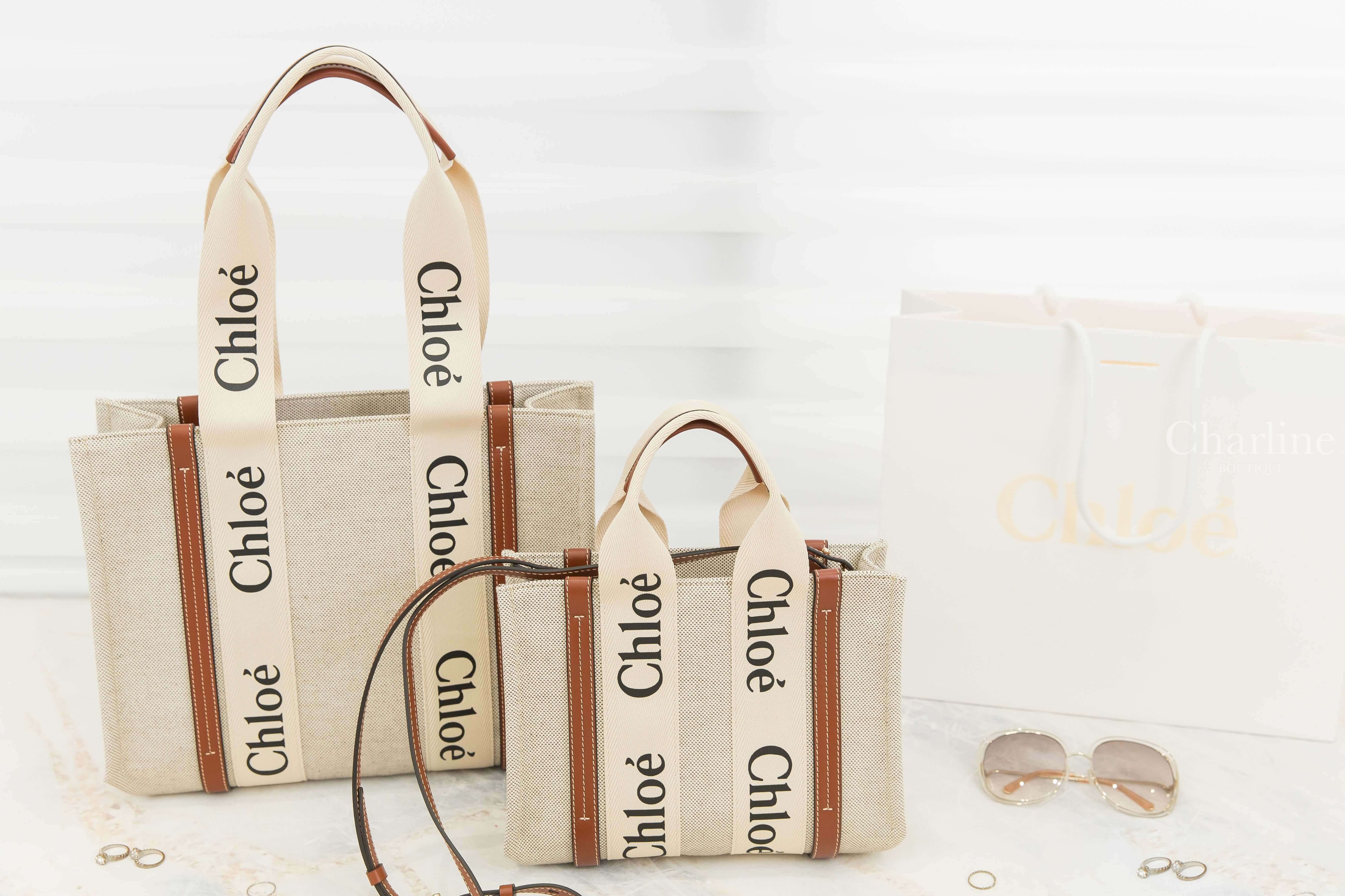 Chloe Small Woody Tote With Strap 米白色帆布拼棕色皮革黑Logo小型托特包,Chloe Medium Woody Tote 米白色帆布拼棕色皮革黑Logo中型托特包-Charline Boutique 精品代購