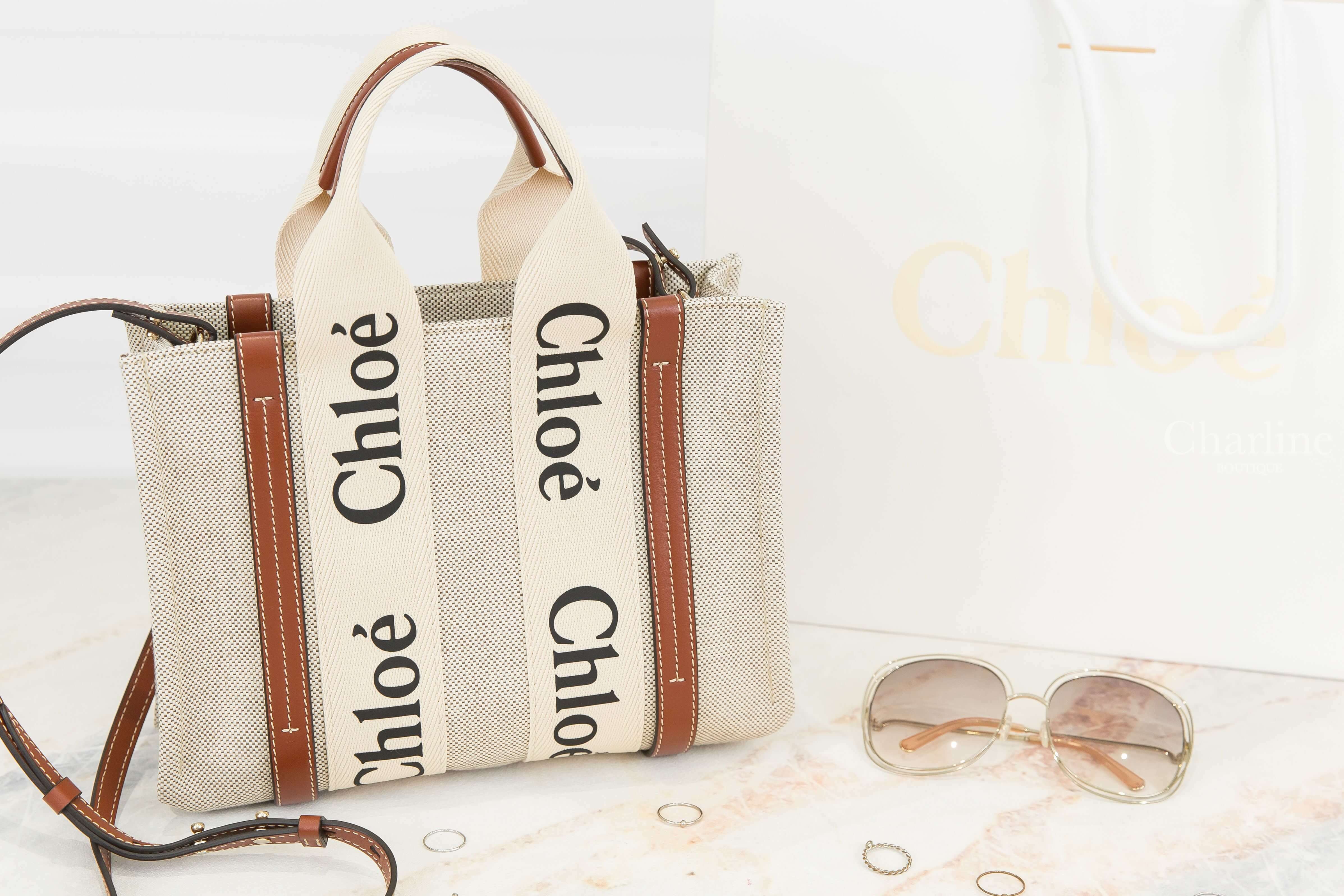Chloe Small Woody Tote Bag With Strap 米白色帆布拼棕色皮革黑Logo小型提把肩背托特包-Charline Boutique 精品代購