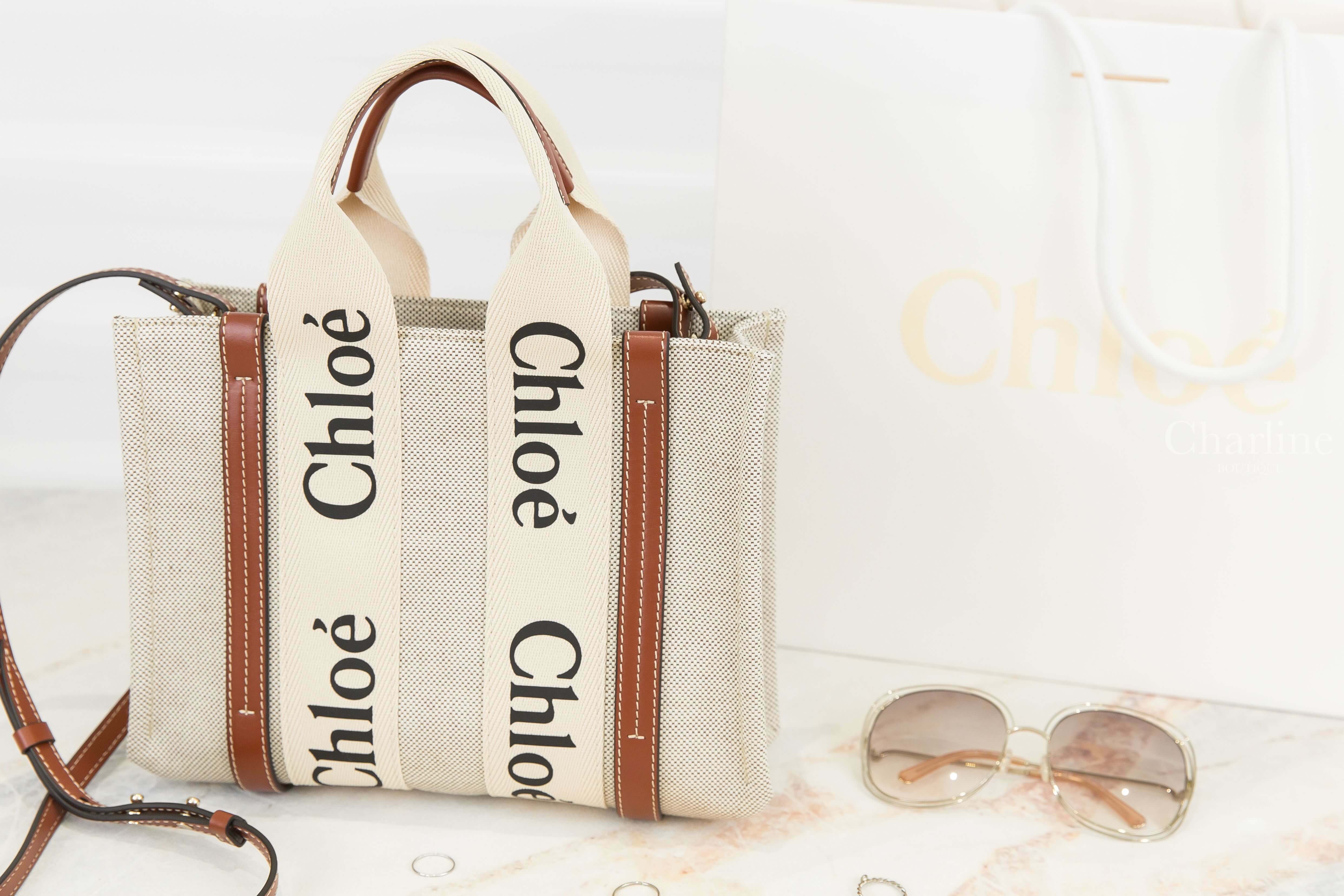 Chloe Small Woody Tote Bag With Strap 米白色帆布拼棕色皮革黑Logo小型提把肩背托特包-Charline Boutique 精品代購
