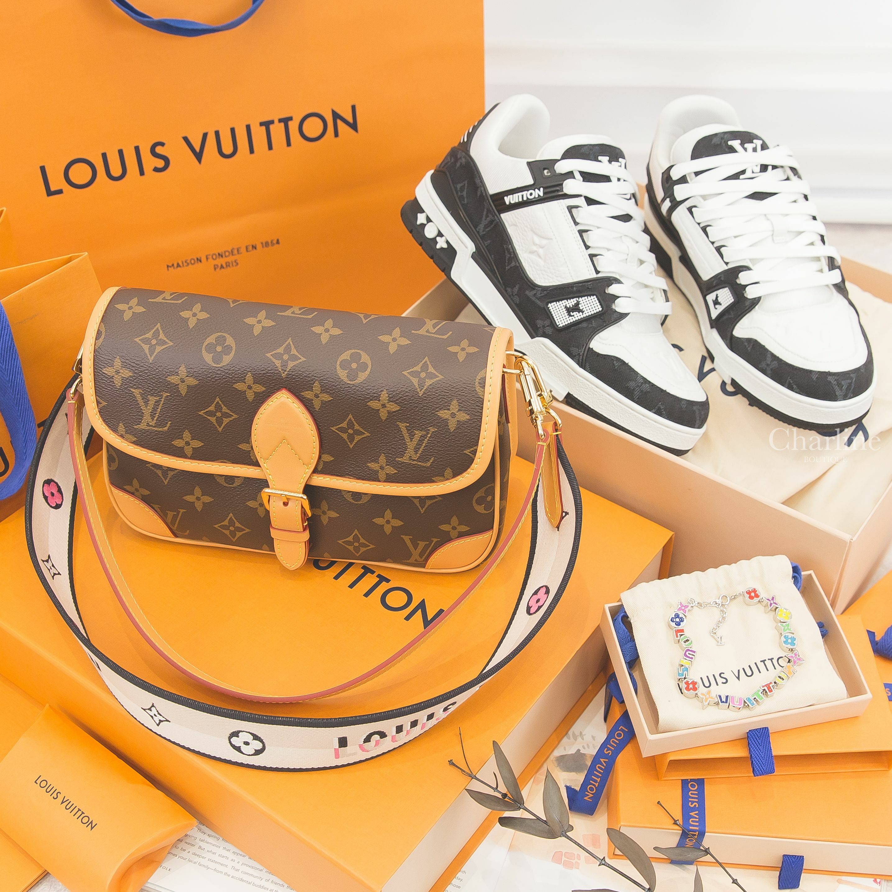 Louis Vuitton 彩色經典圖徽字母珠飾手鍊,Louis Vuitton Diane 咖啡色老花帆布米色刺繡黑滾邊寬背帶牛皮肩背包,Louis Vuitton 黑底丹寧布灰色老花拼白色小牛皮運動鞋-Charline Boutique 精品代購