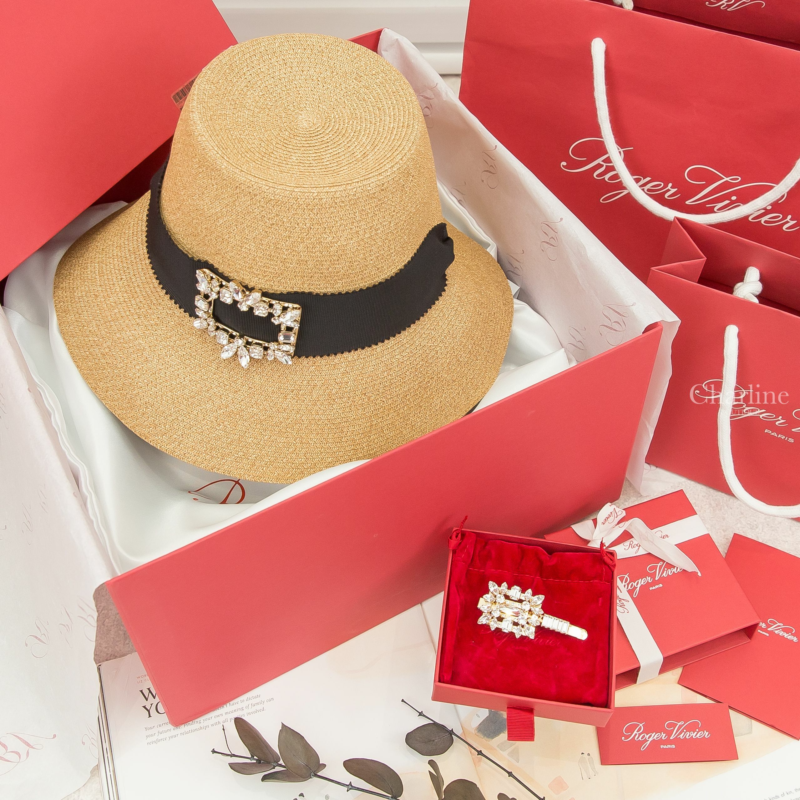 Roger Vivier Broche Vivier Buckle Hat 米色黑色羅紋綁帶水晶方釦草編漁夫帽,Roger Vivier Hair Clip 金色水晶方鑽金屬髮飾-Charline Boutique 精品代購