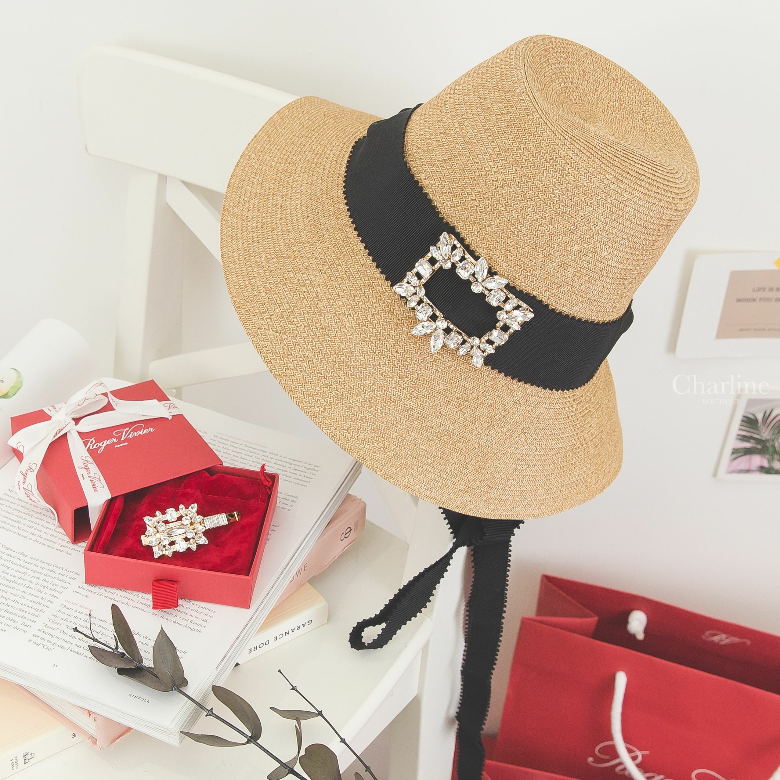 Roger Vivier Broche Vivier Buckle Hat 米色黑色羅紋綁帶水晶方釦草編漁夫帽,Roger Vivier Hair Clip 金色水晶方鑽金屬髮飾-Charline Boutique 精品代購