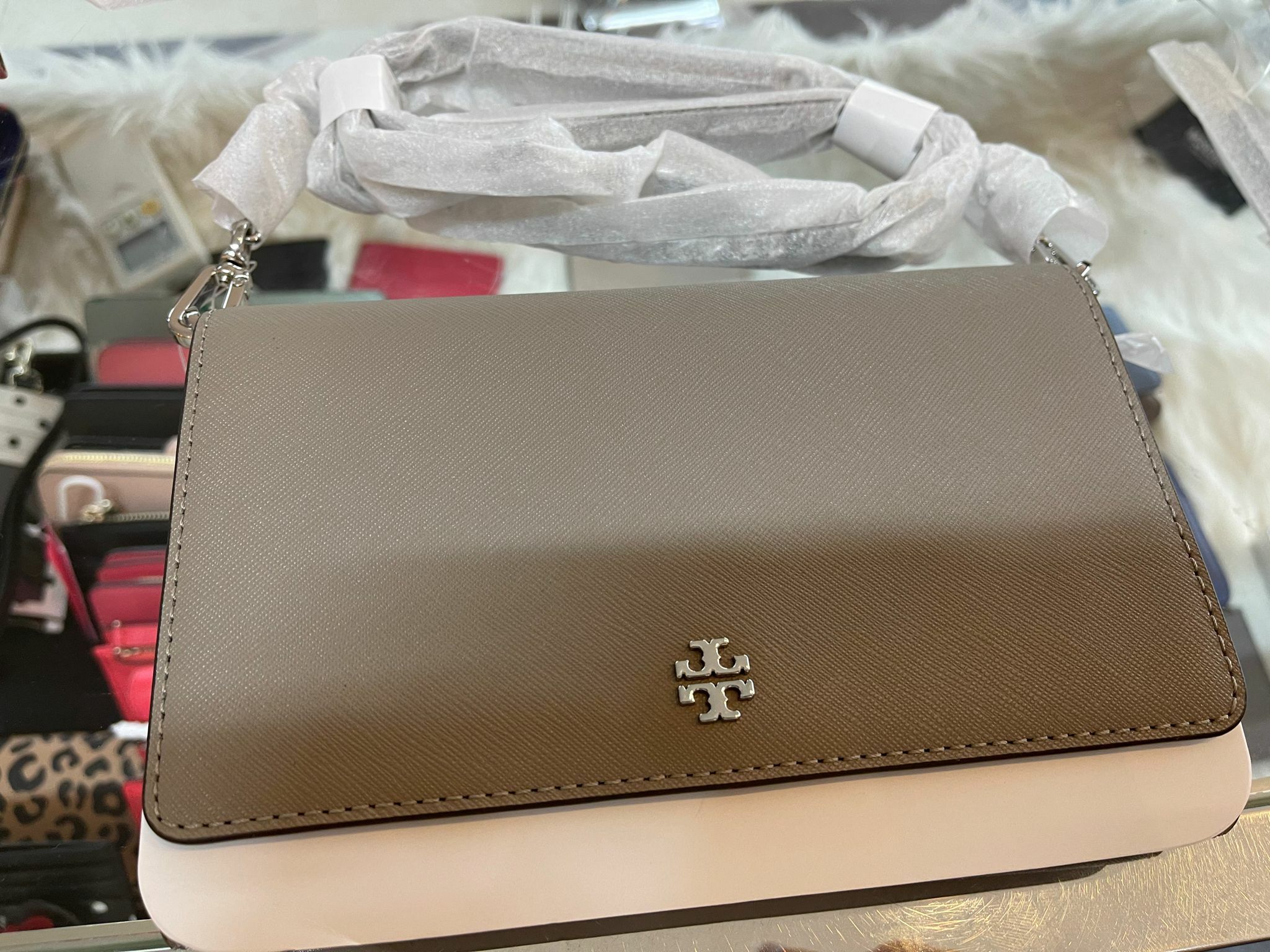 [S] TORY BURCH EMERSON CHAIN WALLET, GRAY HERON 082, 73383-082 (STB98)