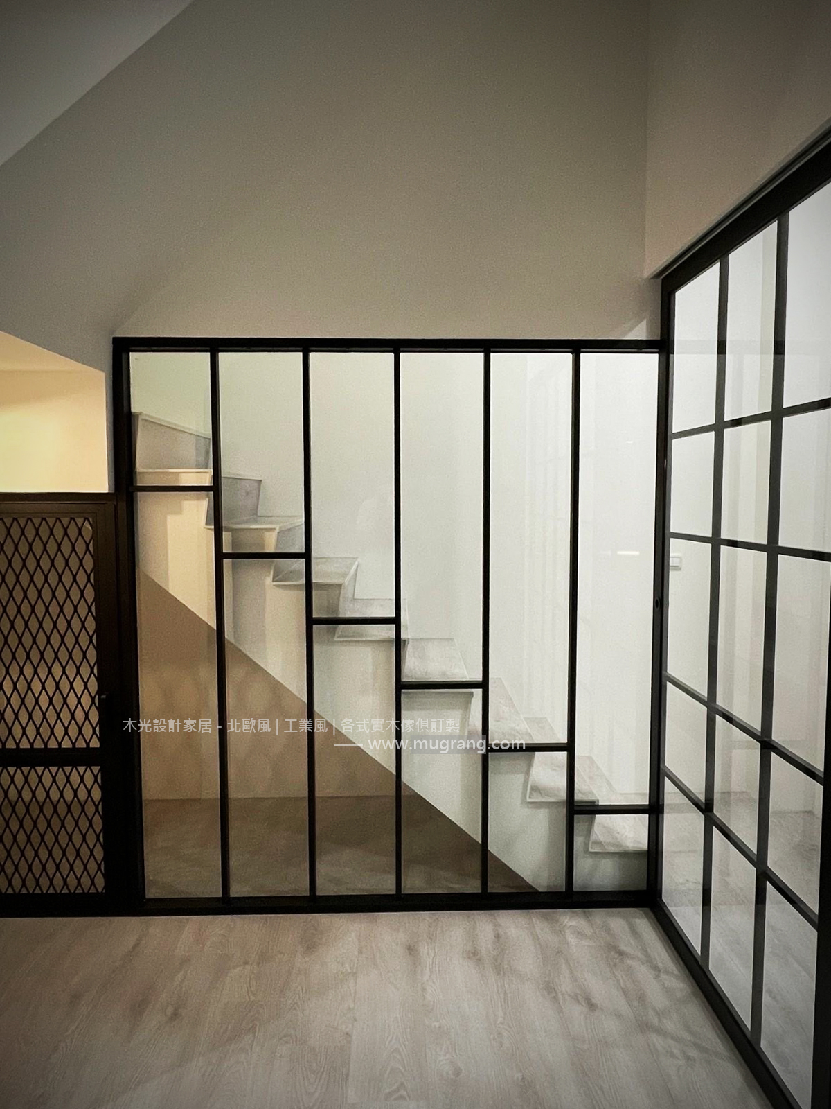 工業風玻璃實木鐵件屏風訂製