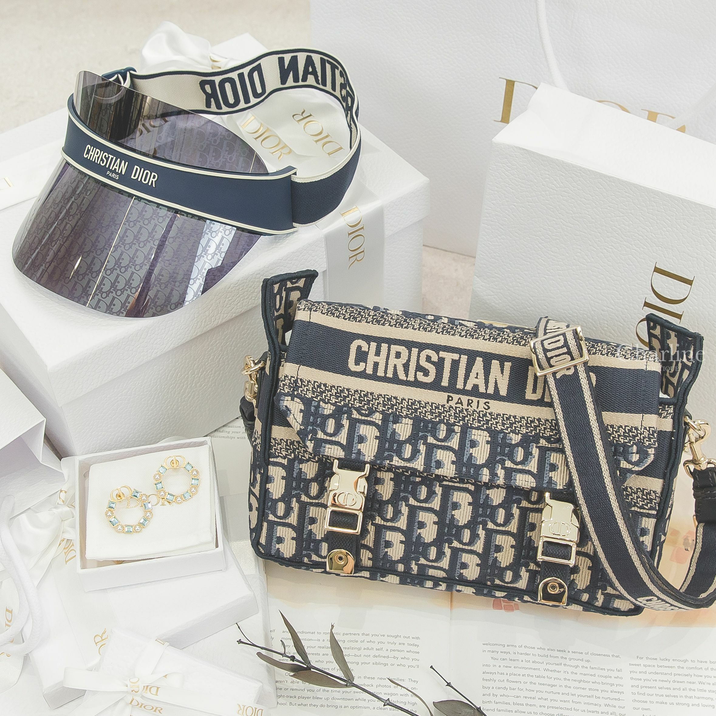 Dior Earrings 金色CD白色珍珠淺藍色水晶圓形耳環,Dior Diorcamp 深藍色復古老花帆布金釦刺繡皮革背帶小型肩背包,Dior Diorclub 藍色滿版老花鏡面遮陽帽-Charline Boutique 精品代購