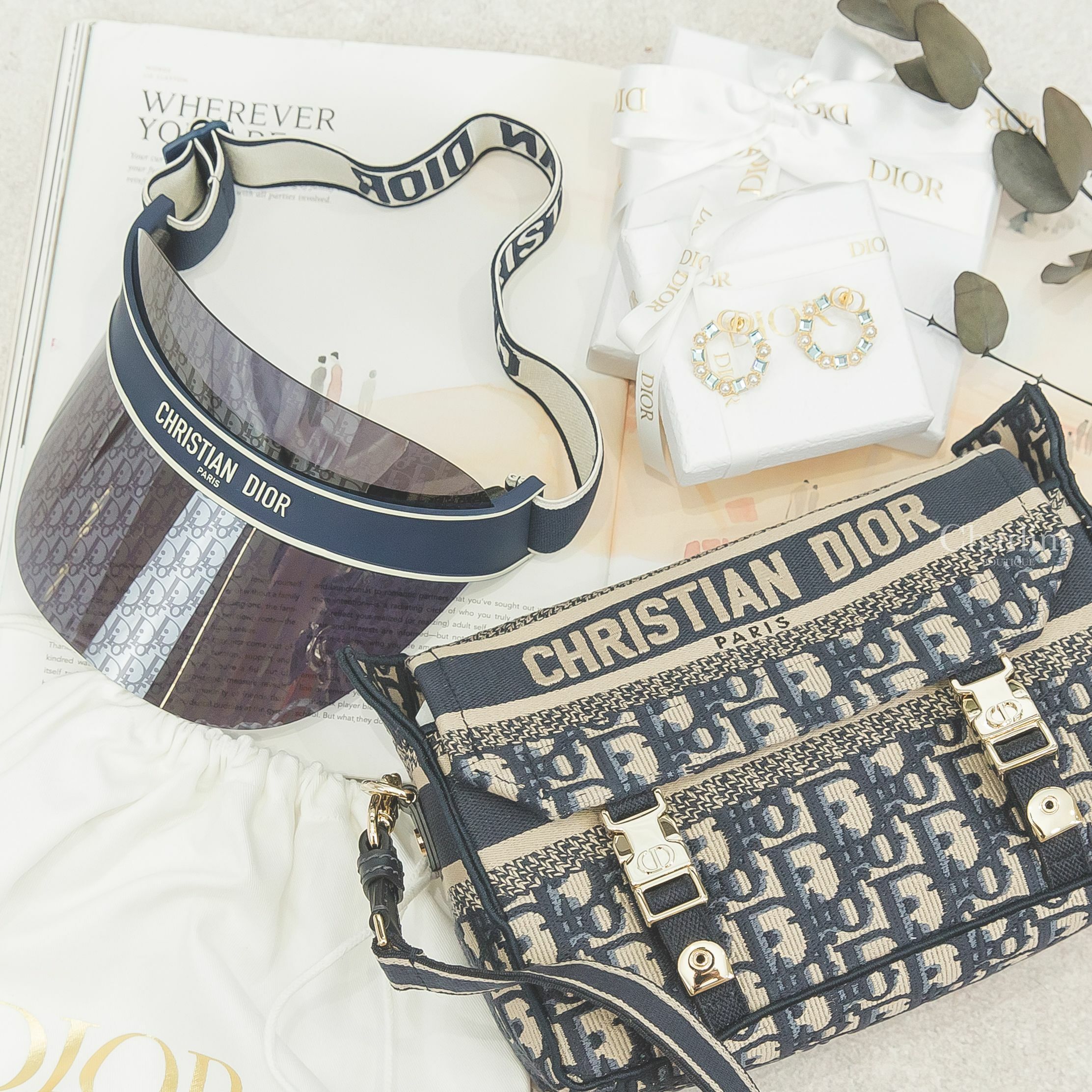 Dior Earrings 金色CD白色珍珠淺藍色水晶圓形耳環,Dior Diorcamp 深藍色復古老花帆布金釦刺繡皮革背帶小型肩背包,Dior Diorclub 藍色滿版老花鏡面遮陽帽-Charline Boutique 精品代購