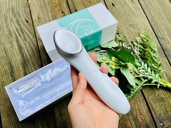 TWO寶媽咪推薦冷暖緊膚震動按摩導入儀，全臉保養事半功倍。